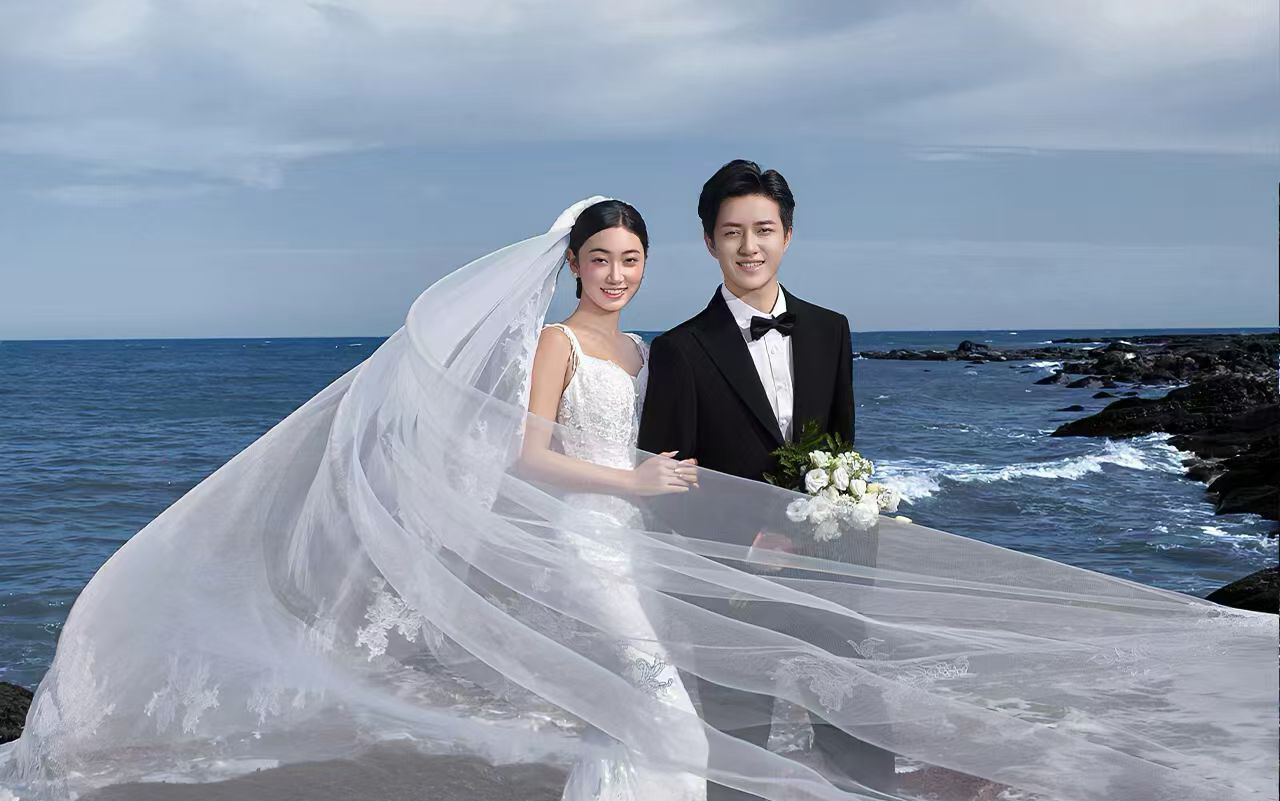 海边礁石婚纱照