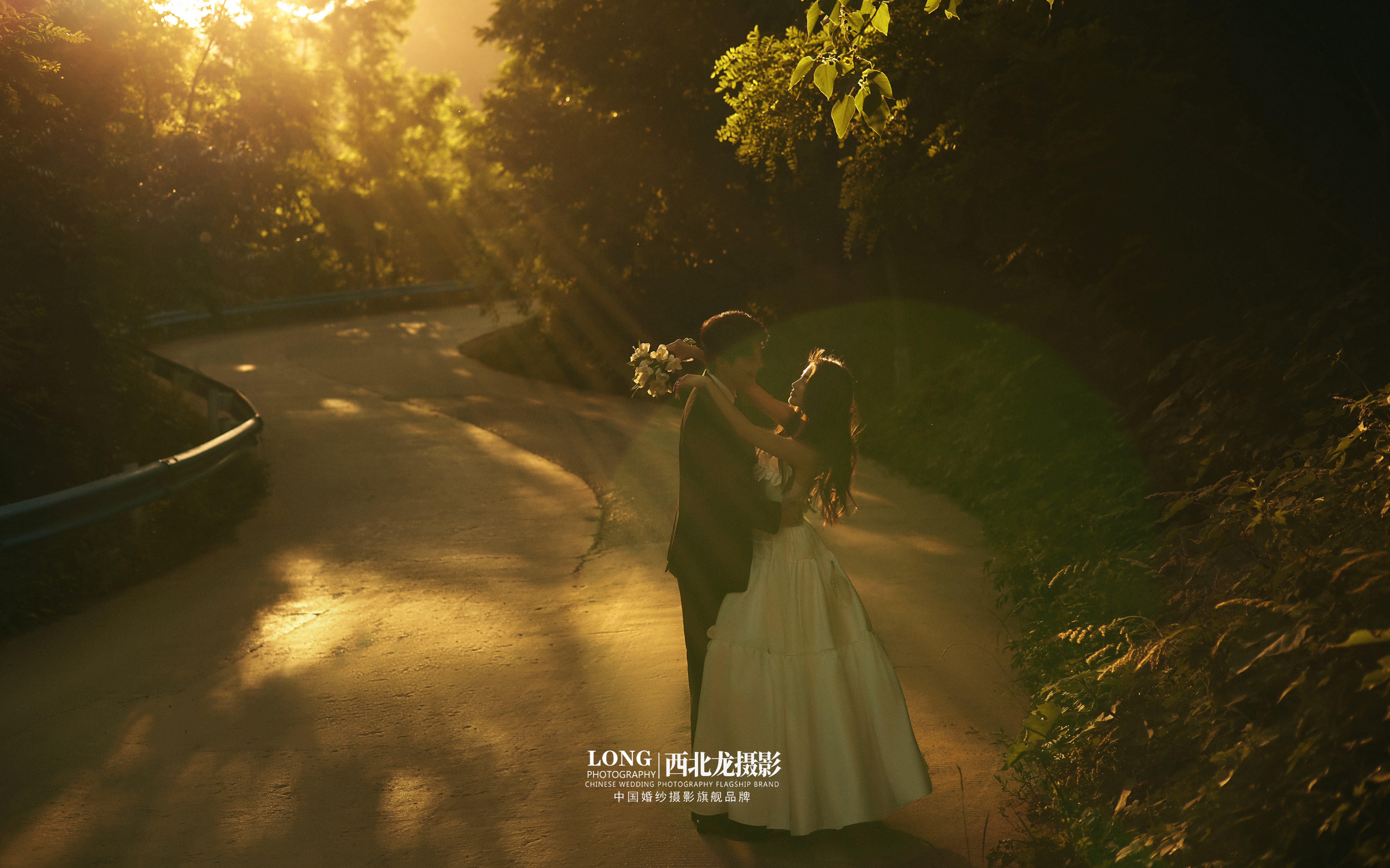 夕阳下的浪漫传说！公路电影感婚纱照