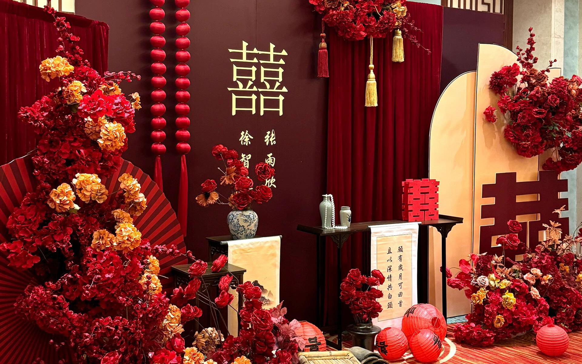 一場(chǎng)紅金訂婚宴，氛圍感拉滿(mǎn)??