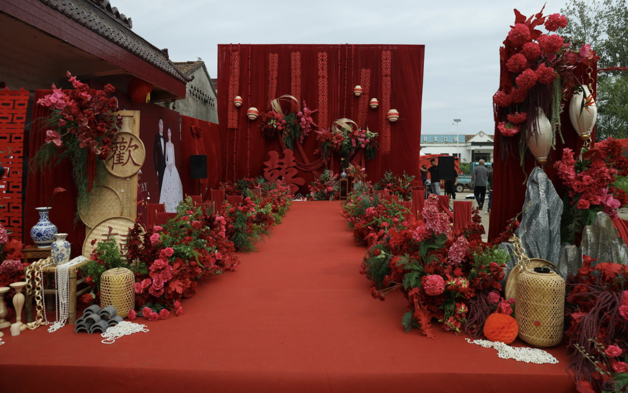正红帷幕×花簇盛宴 奢华感溢出屏幕 