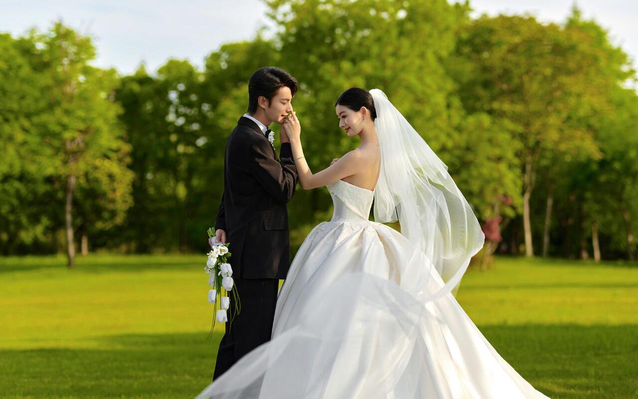 十光堇 | 真香预警闭眼入🌸森系草坪婚纱照