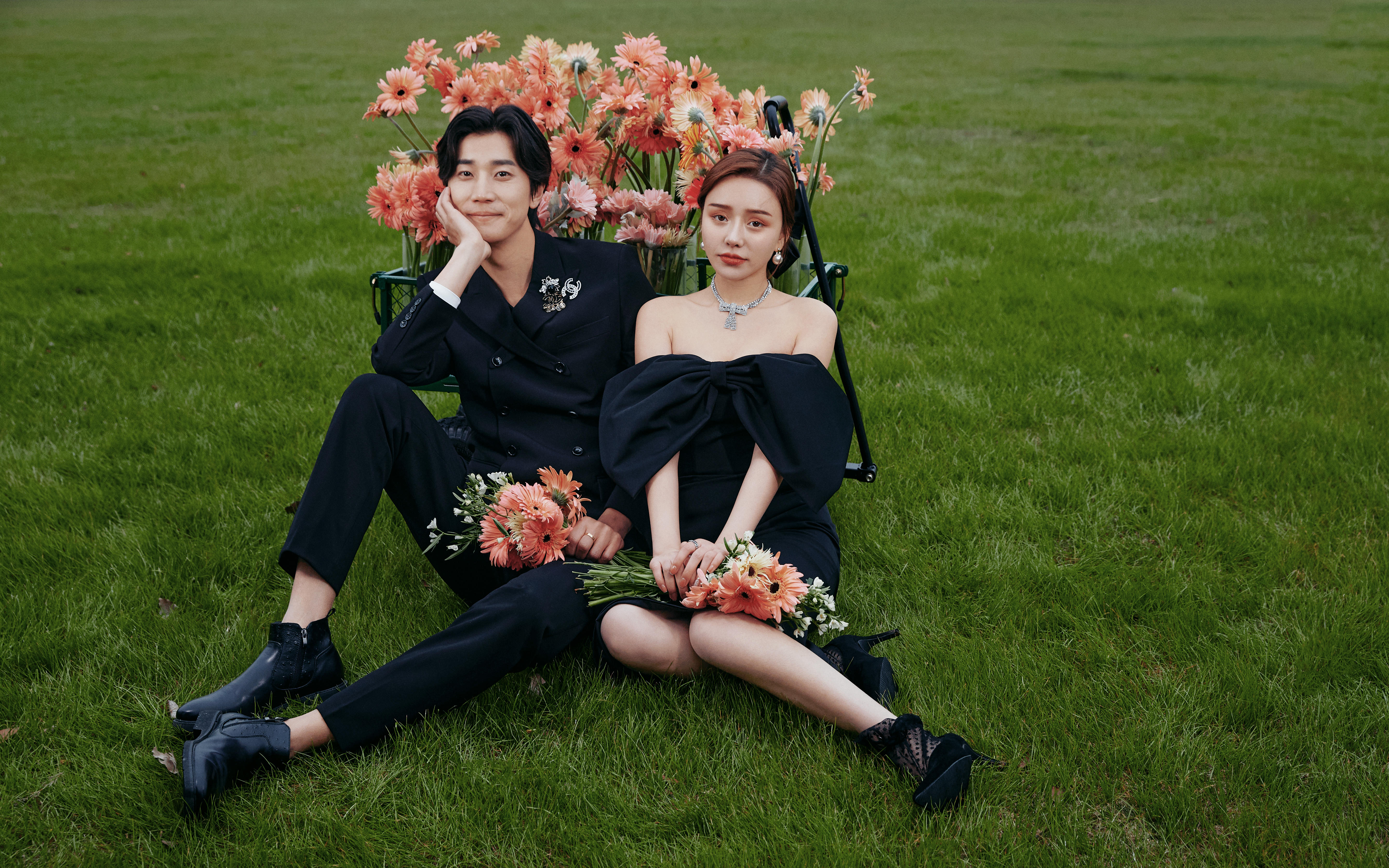 浪漫的不是花，是捧着花的你