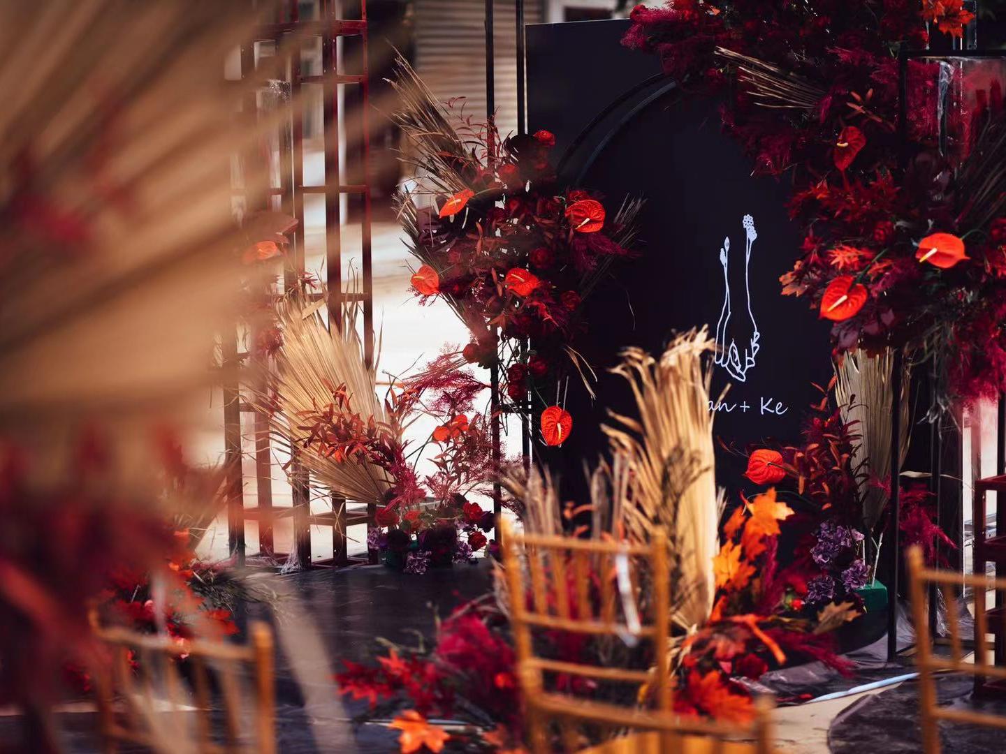 红黑色  户外老家庭园婚礼