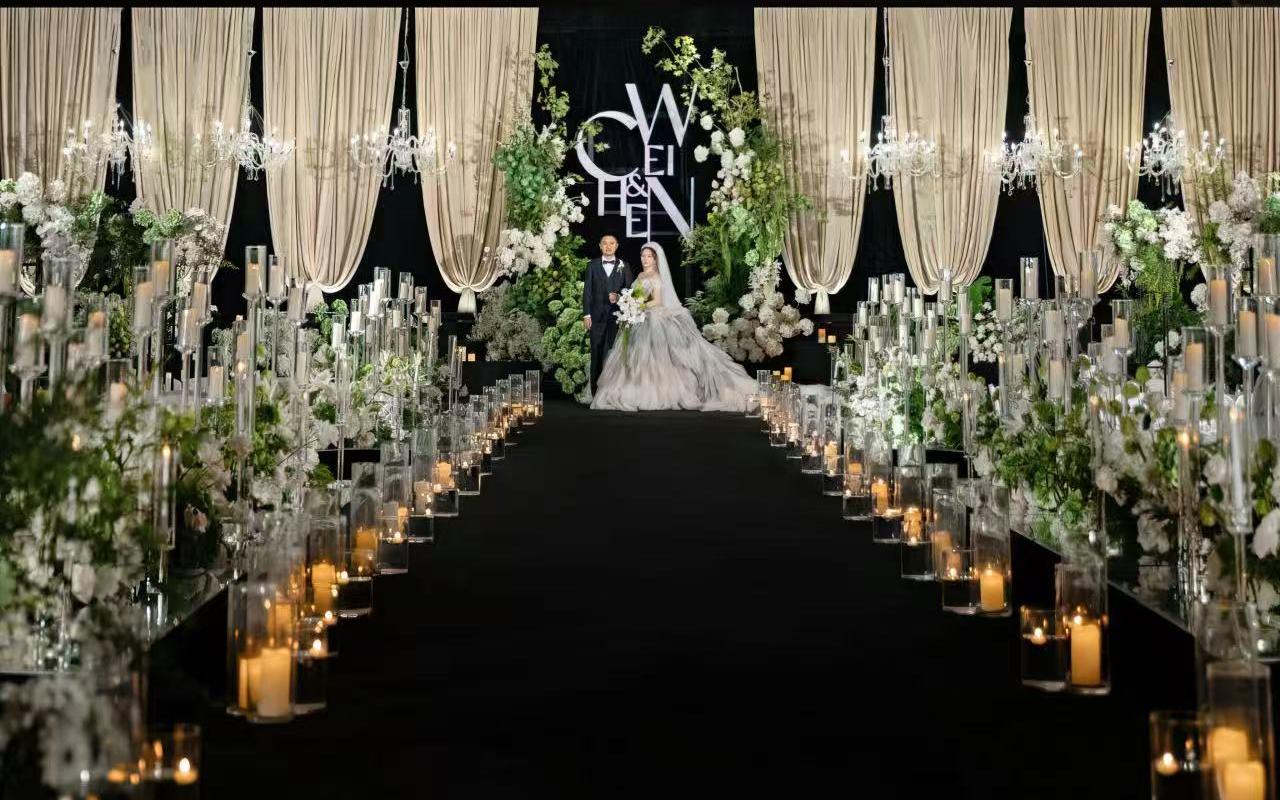 燭光花徑間，一場黑綠交織的極簡婚禮