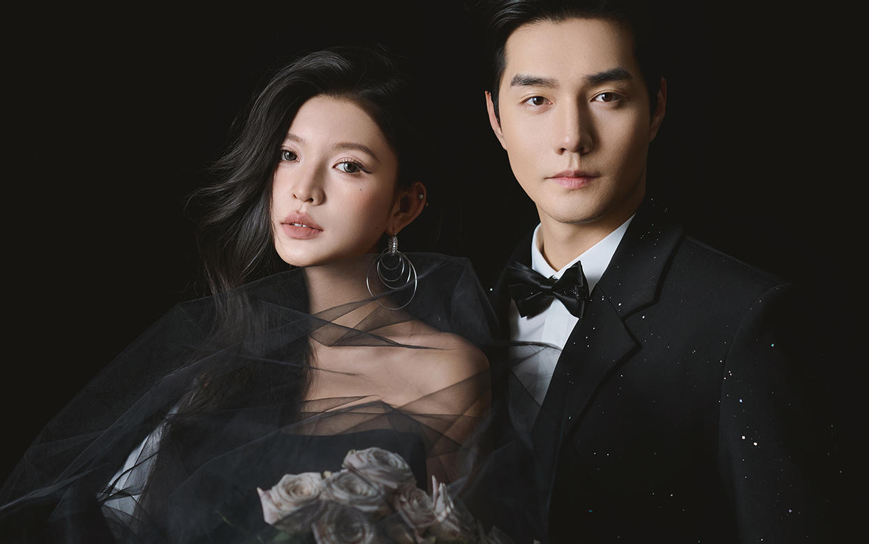 暗夜悄然绽放的玫瑰 裹挟着神秘与浪漫的气息