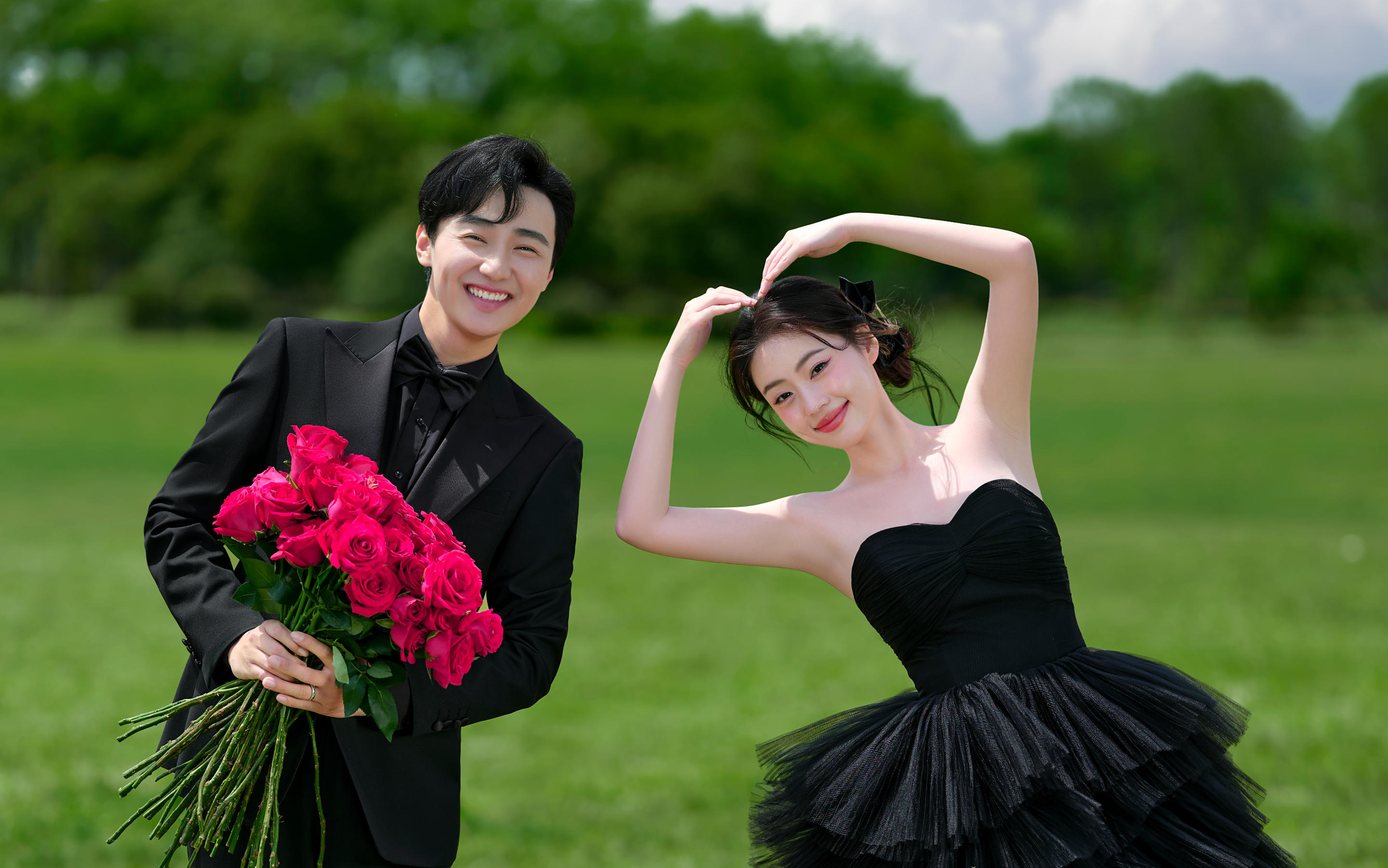 少女感超强的黑纱森系草坪婚纱照