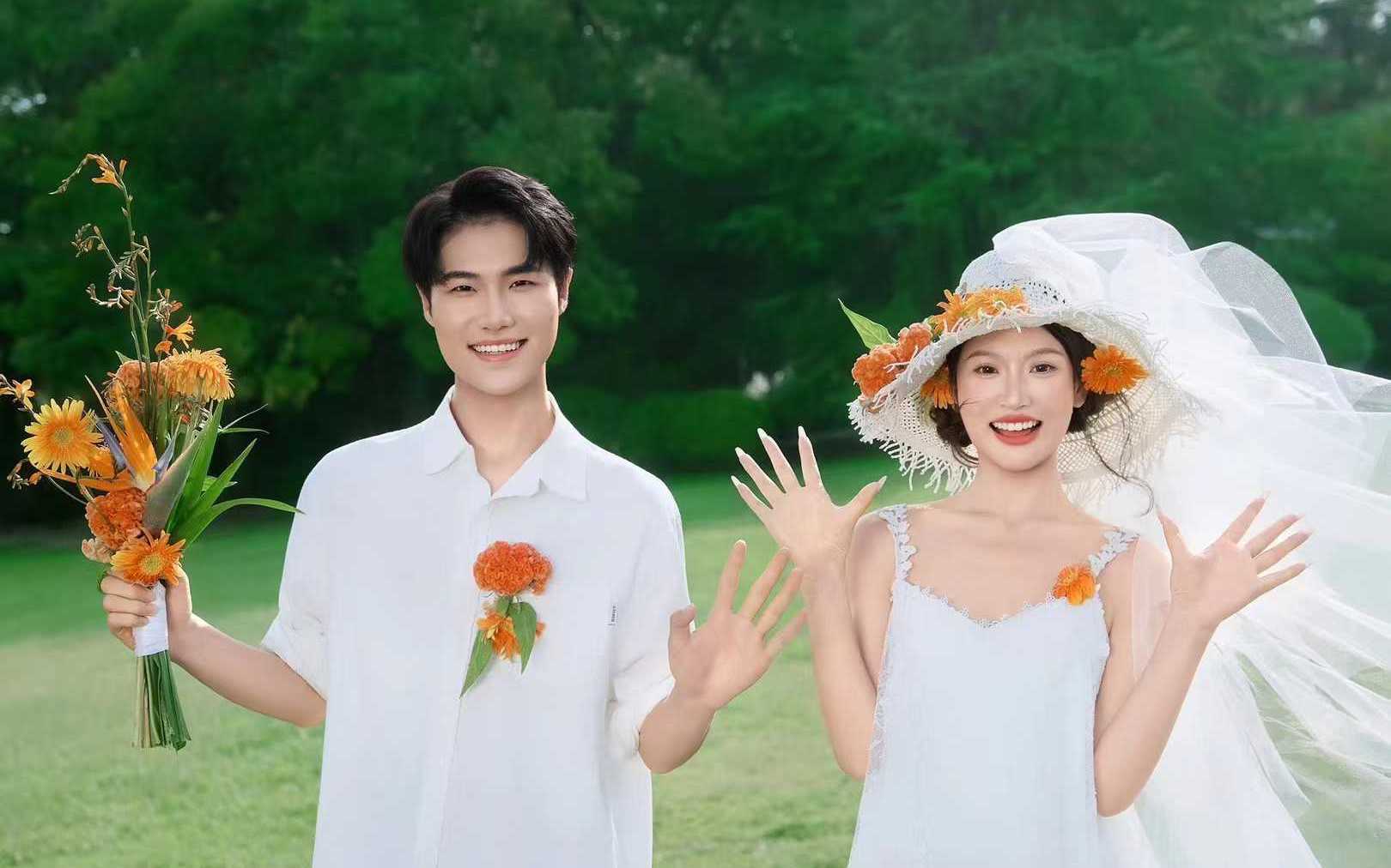 森系轻氧婚照：草坪上的白纱草帽与松弛氛围感