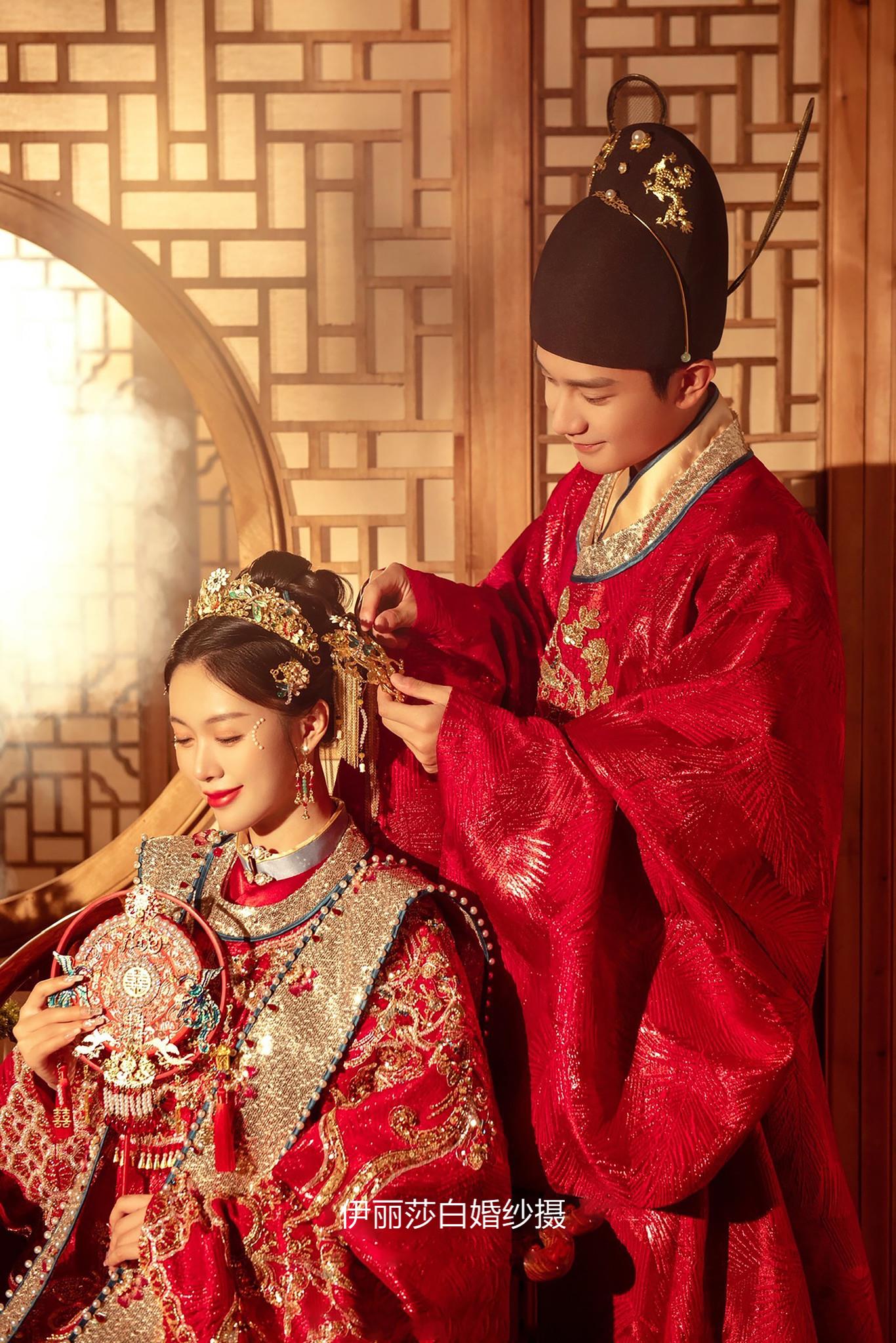 4699套餐送：跟妆+新娘4套+伴娘服+伴郎服 