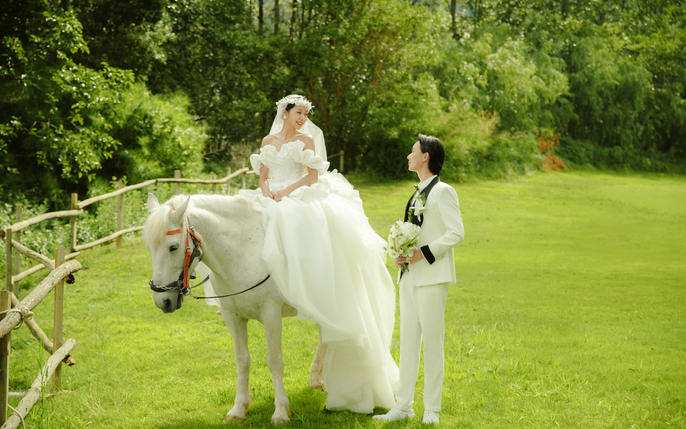 【法式印象】身骑白马🐎雪山下的誓言✨草坪婚纱照