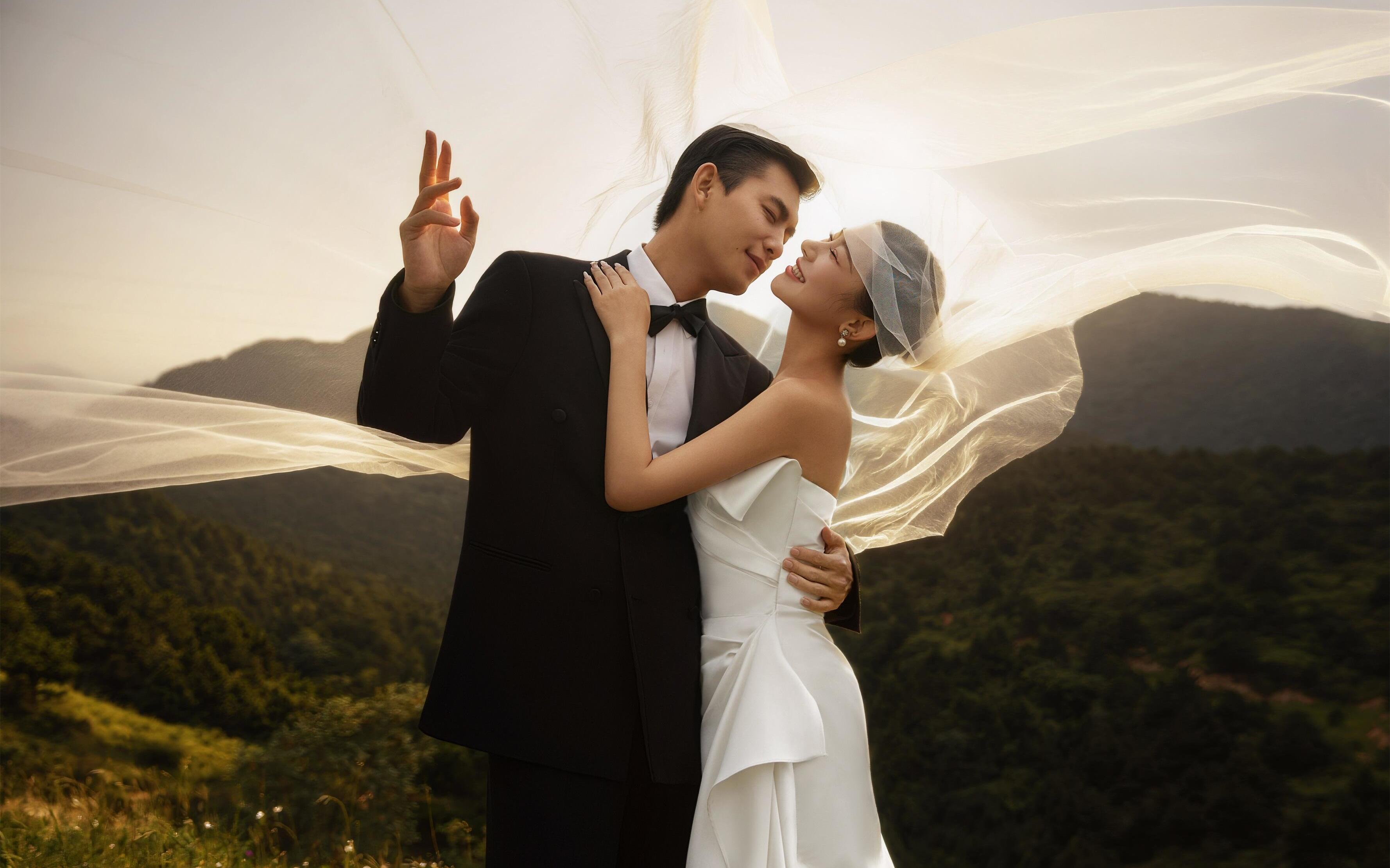 毫無(wú)抵抗力 山頂夕陽(yáng)婚紗照拍出氛圍感峰值