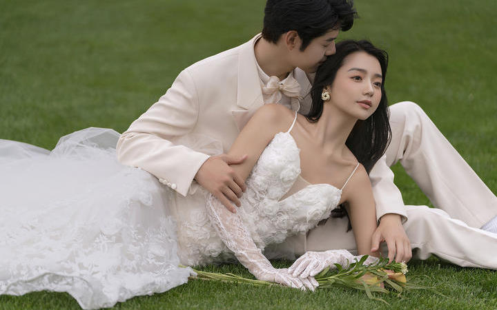 超治愈的森系草坪婚紗照