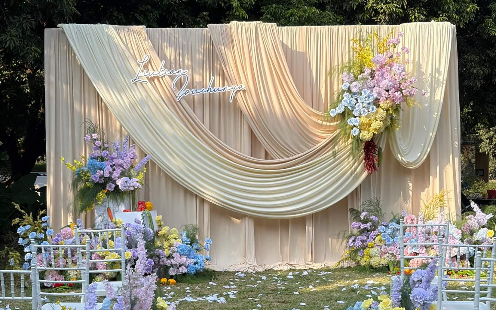 香檳色布幔婚禮現(xiàn)場(chǎng)