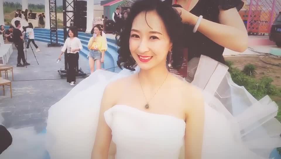 【人气热卖】高定仪式婚纱套餐+1280首席老师跟