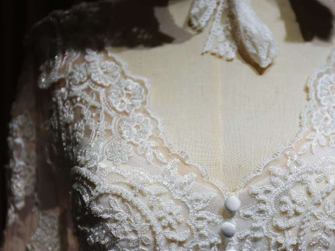 【蒂美定制】精品婚纱礼服+半天跟妆