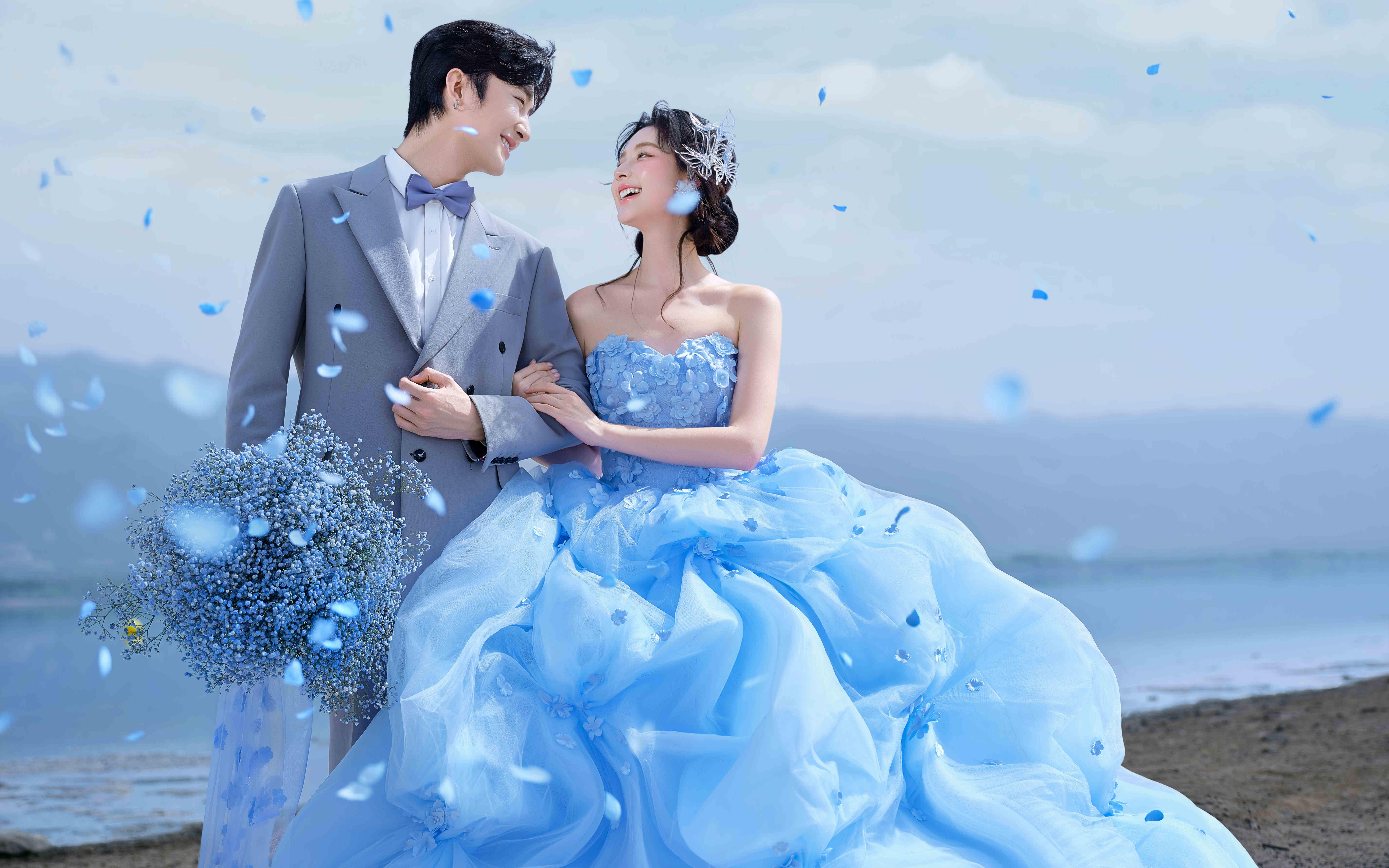 蓝色花神❗与湖边美景碰撞的婚纱照绝  美