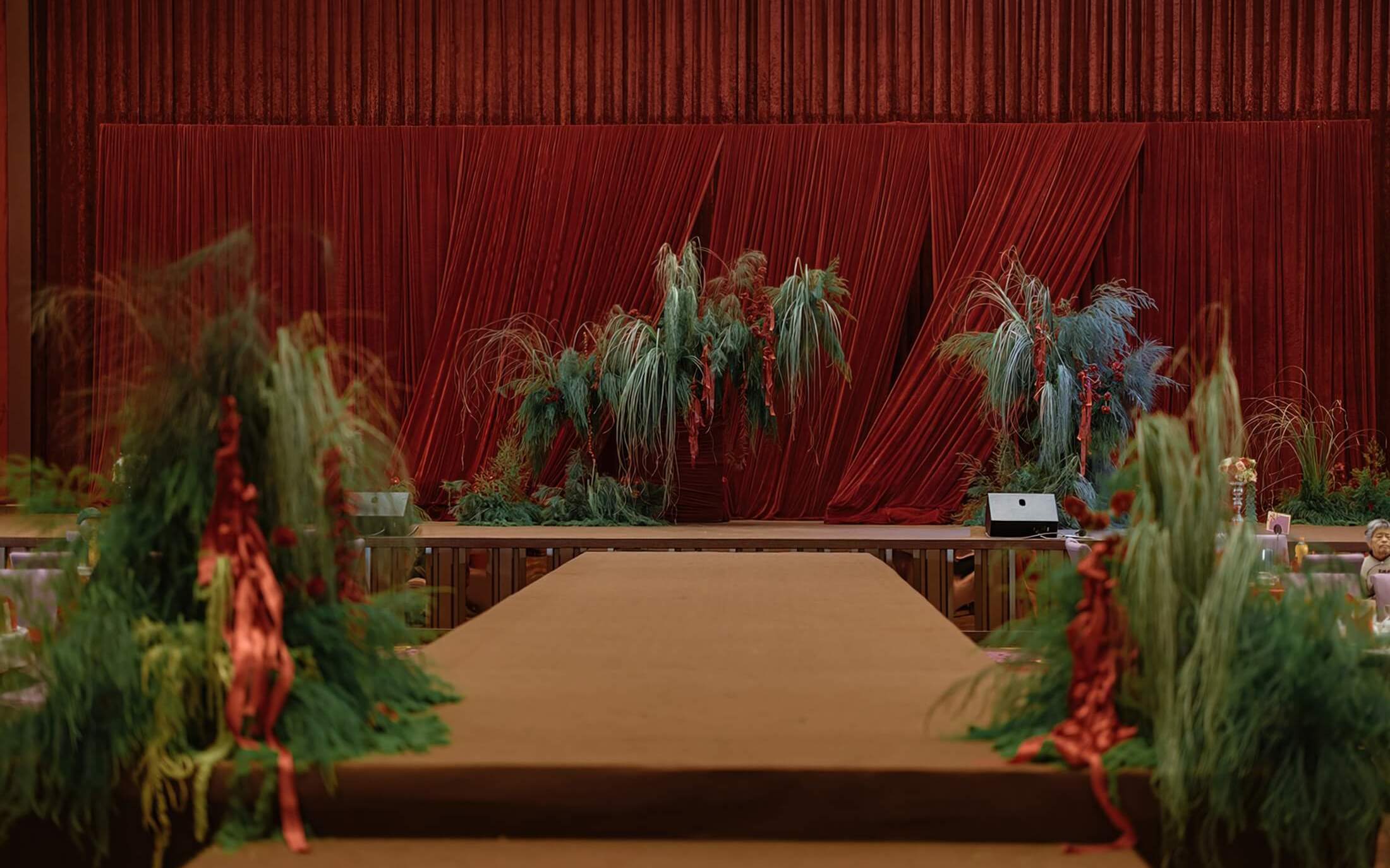 紅幔輕揚，綠茵為證的婚禮