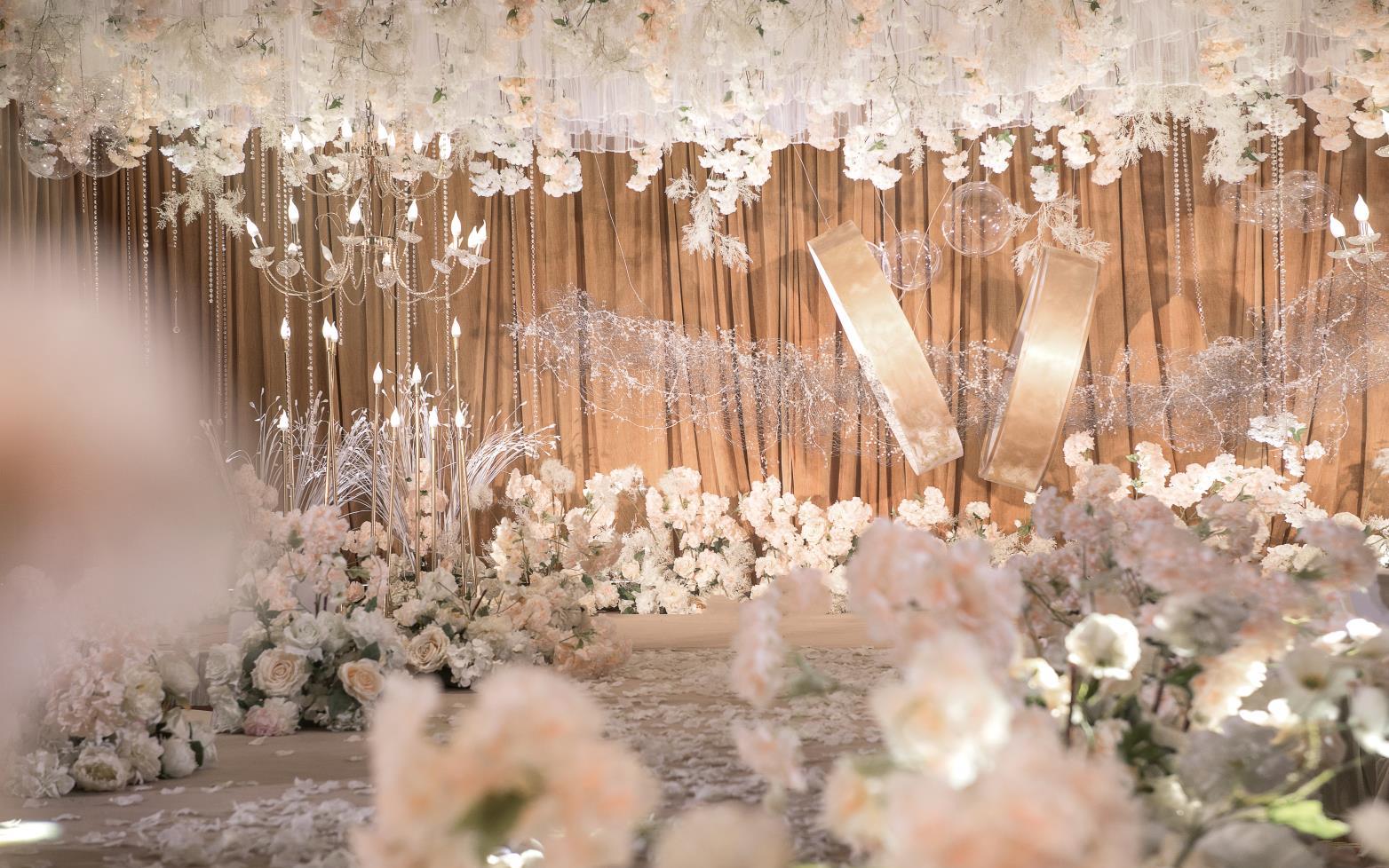 神秘的感觉，热情却不张扬—红 黑  金经典搭配