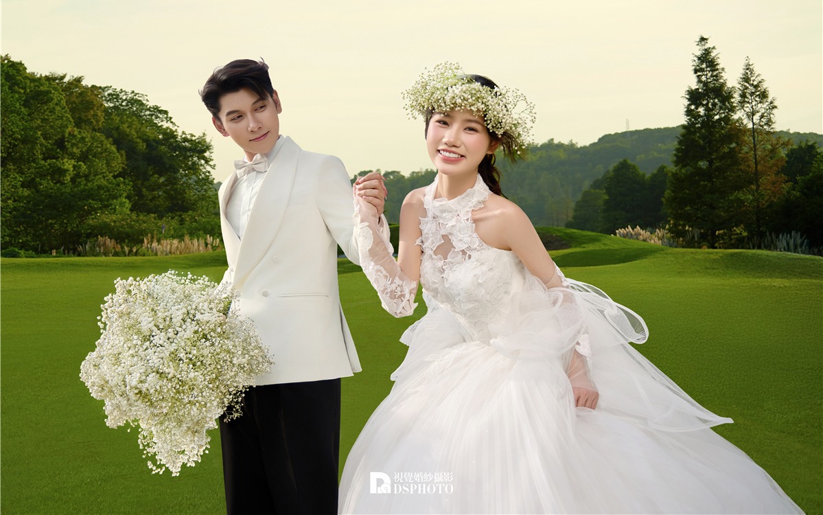 草坪婚紗照！滿天星撞進白紗里，是心動的感覺啊??