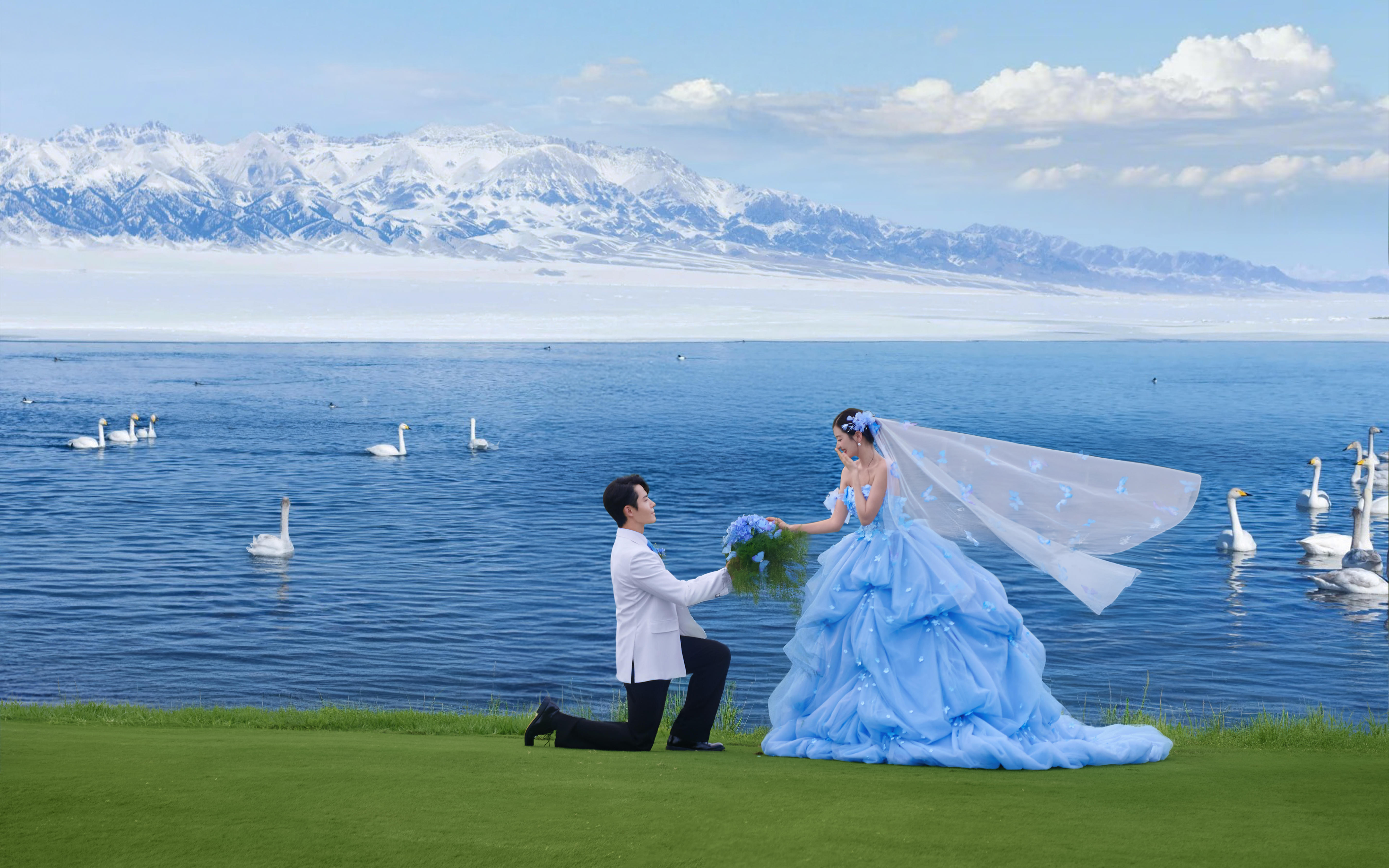 <蓝色赛里木湖>高尔夫草坪森系仪式感婚纱照