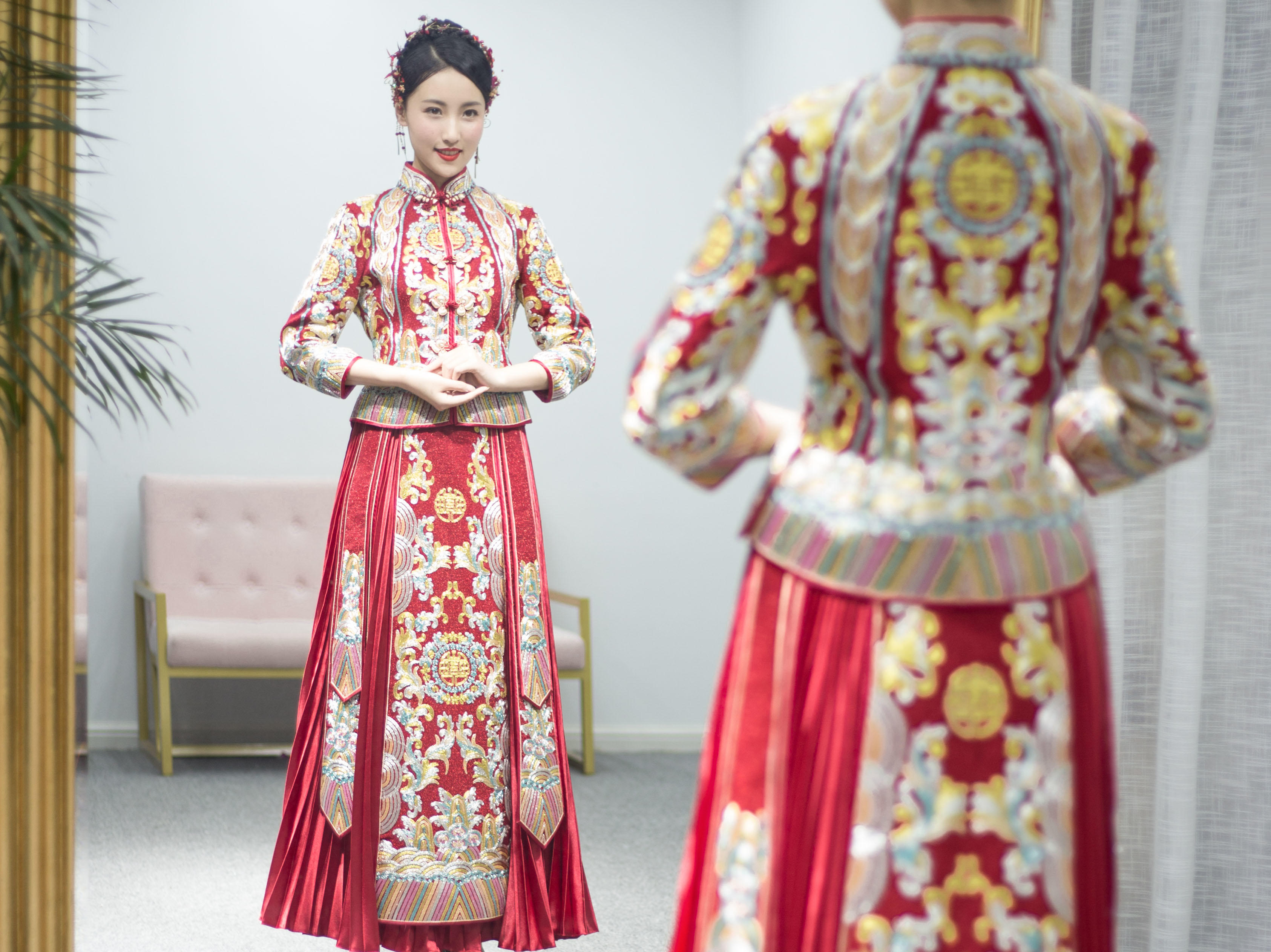 充满着蕾丝点缀的鱼尾婚纱，毫不刻意地展现身材。