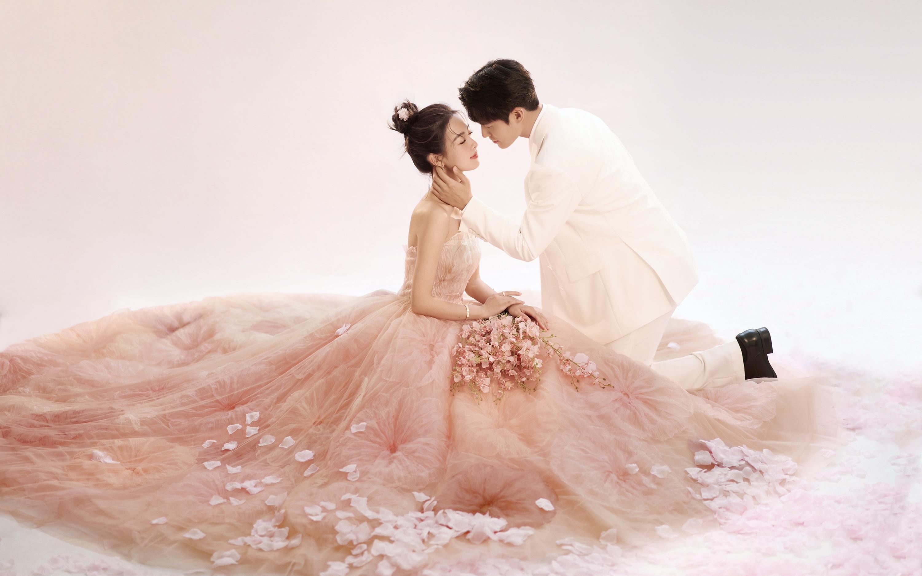 少女心拉满的粉色油画风婚纱照