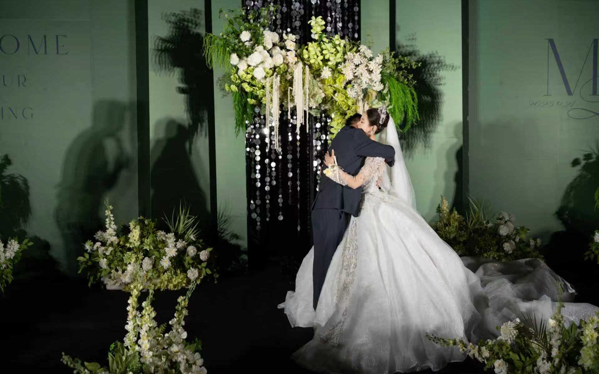 墨色綠意裝點(diǎn)婚禮，沉靜又不失浪漫氛圍