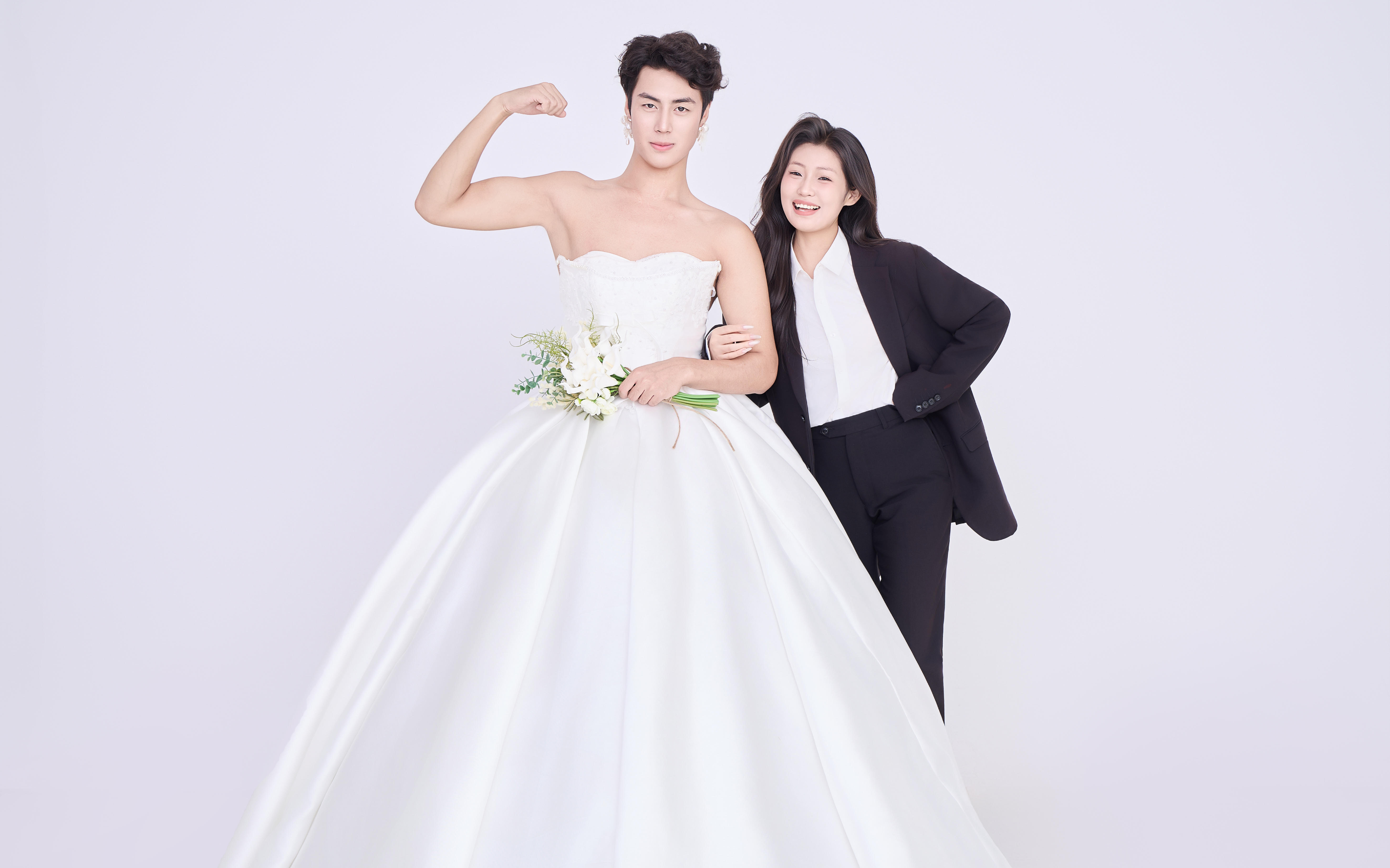 婚纱照还能这么拍？夫妻反串太惊艳！