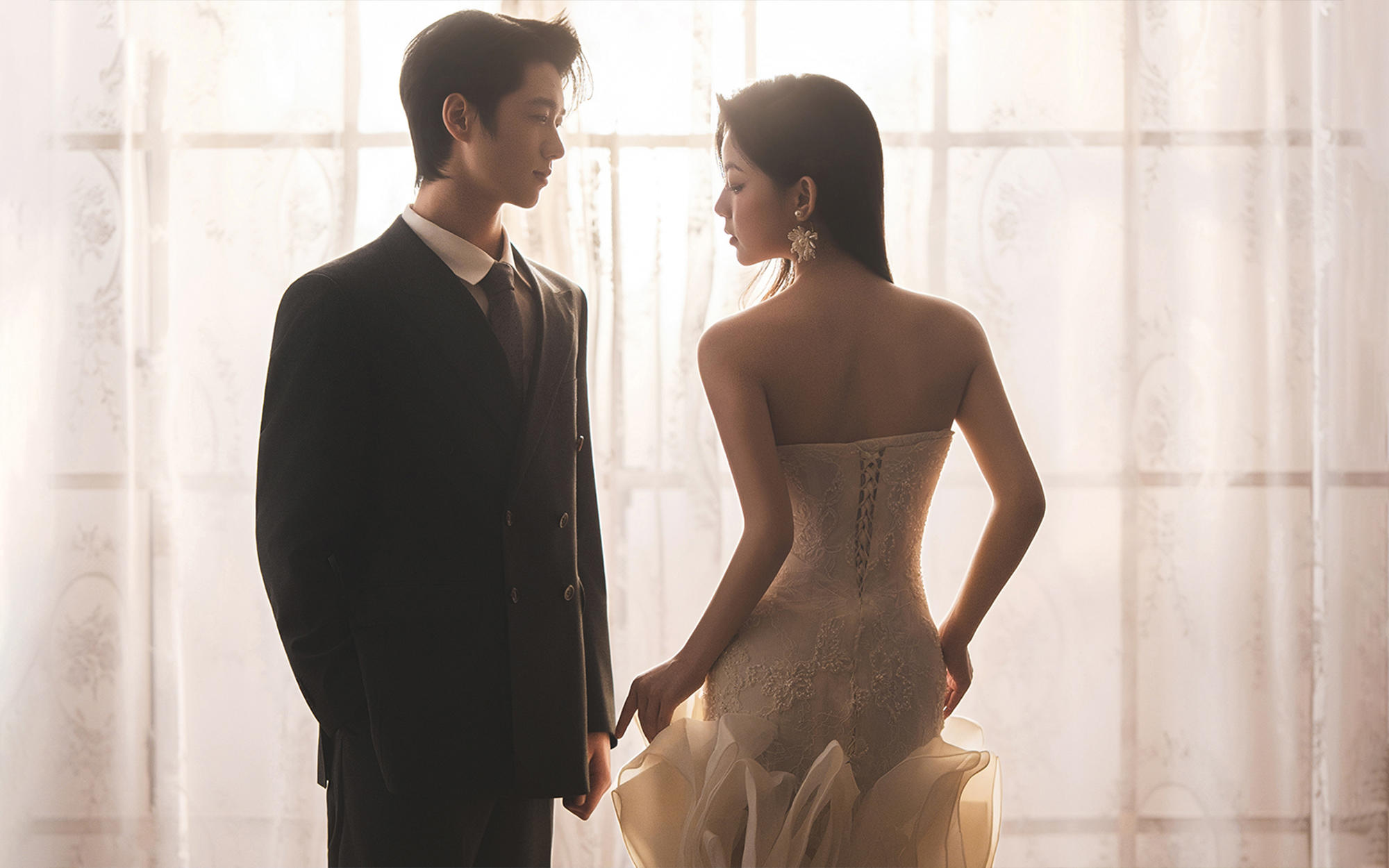 ??? 把愛寫成詩(shī)｜被柔光包裹的室內(nèi)高級(jí)感婚紗照