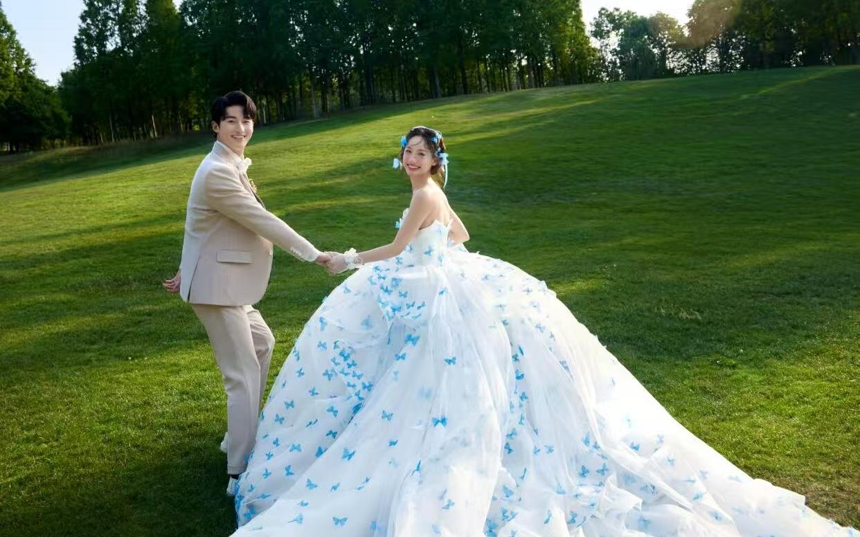 【蓝色蝴蝶草坪婚纱照美到失语】