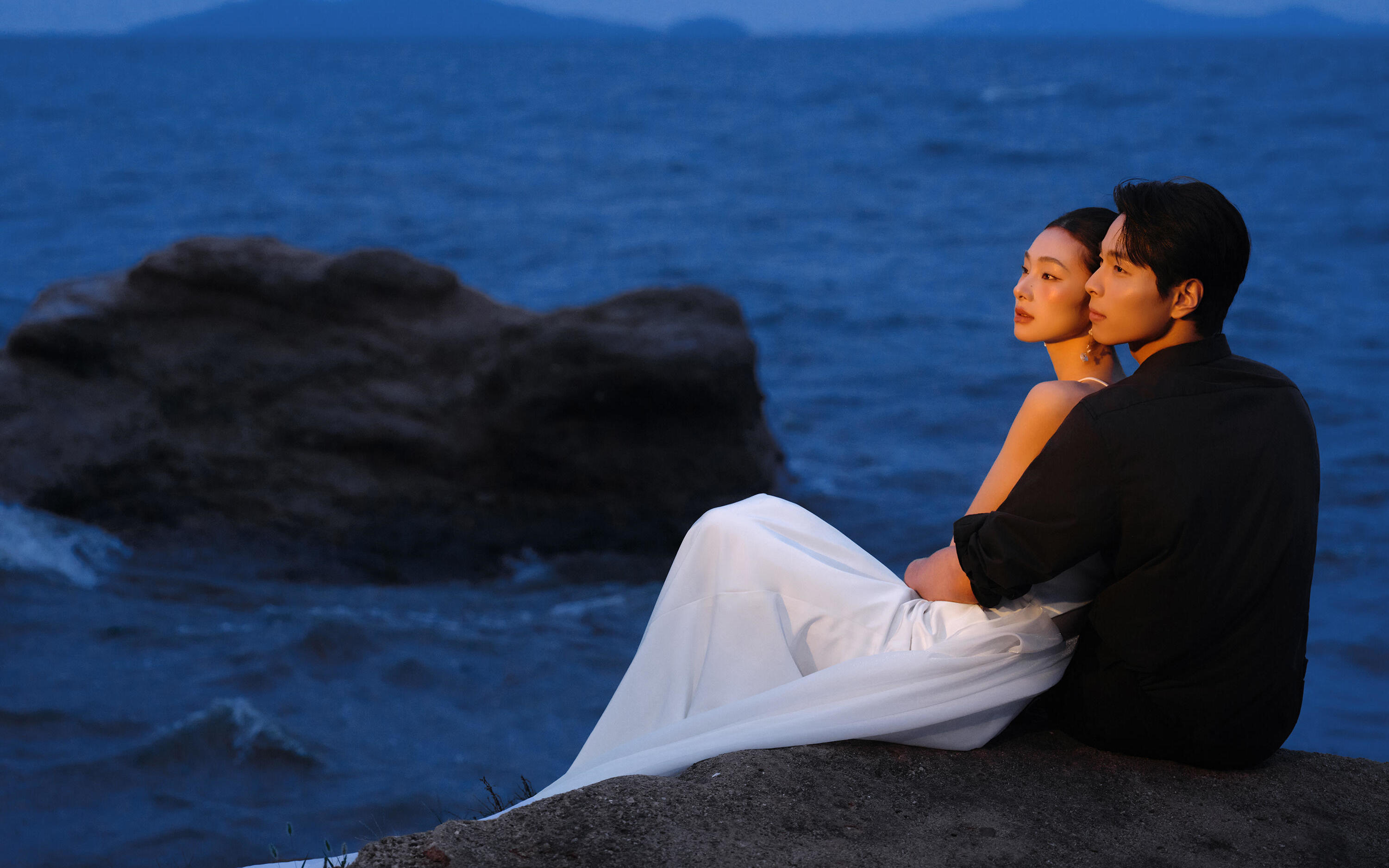 海水和礁石的相互碰撞