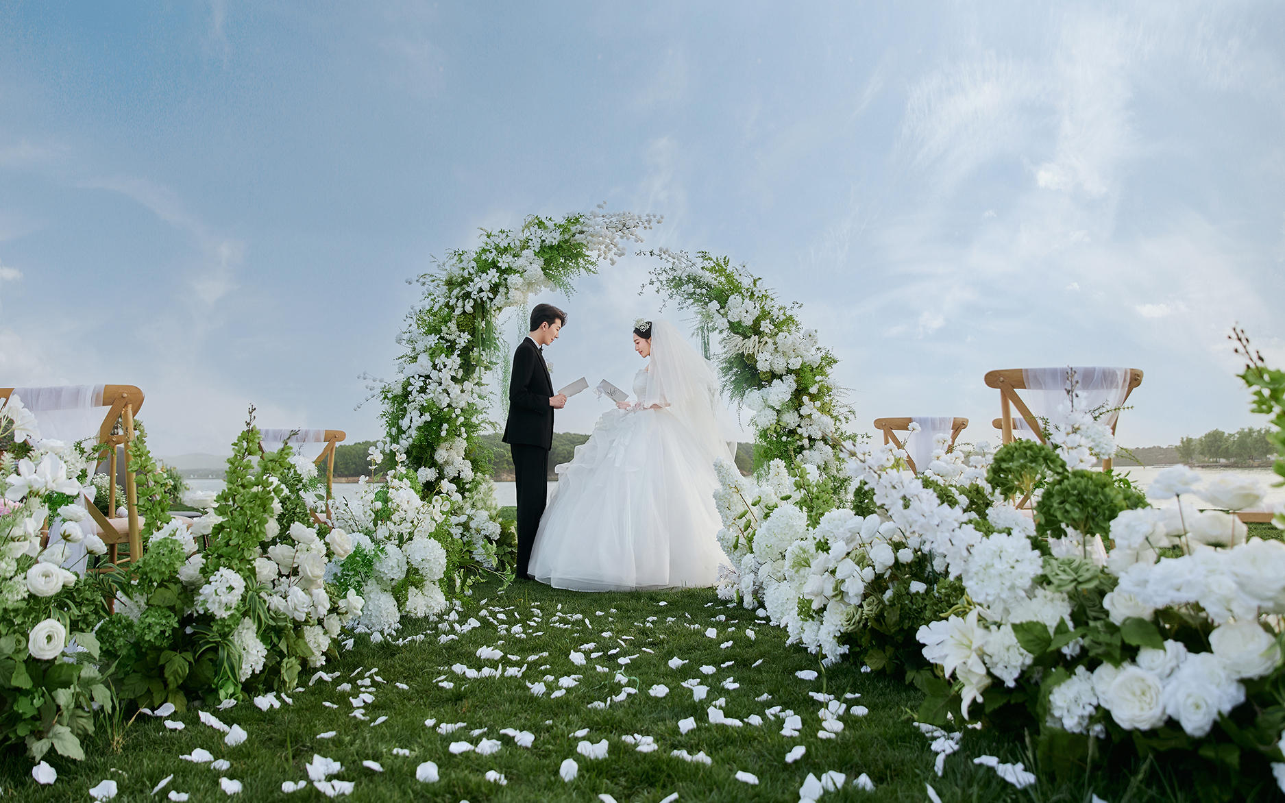 湖邊婚禮現(xiàn)場目的地婚禮婚紗照