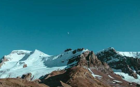 顺着少年漂流的痕迹,晚风吹起你鬓间的白发