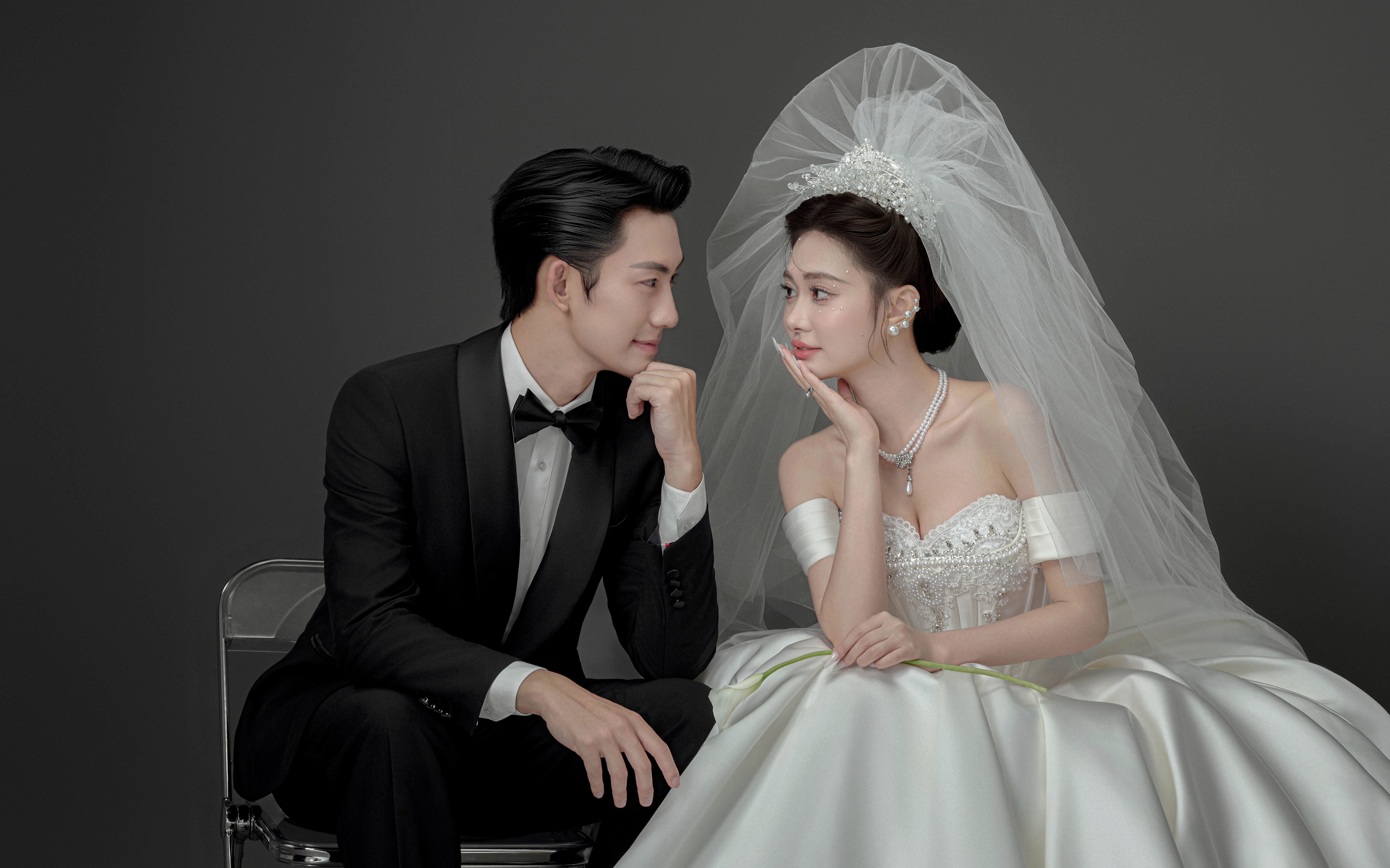 💑灰底极简婚纱照，越看越心动超爱💕
