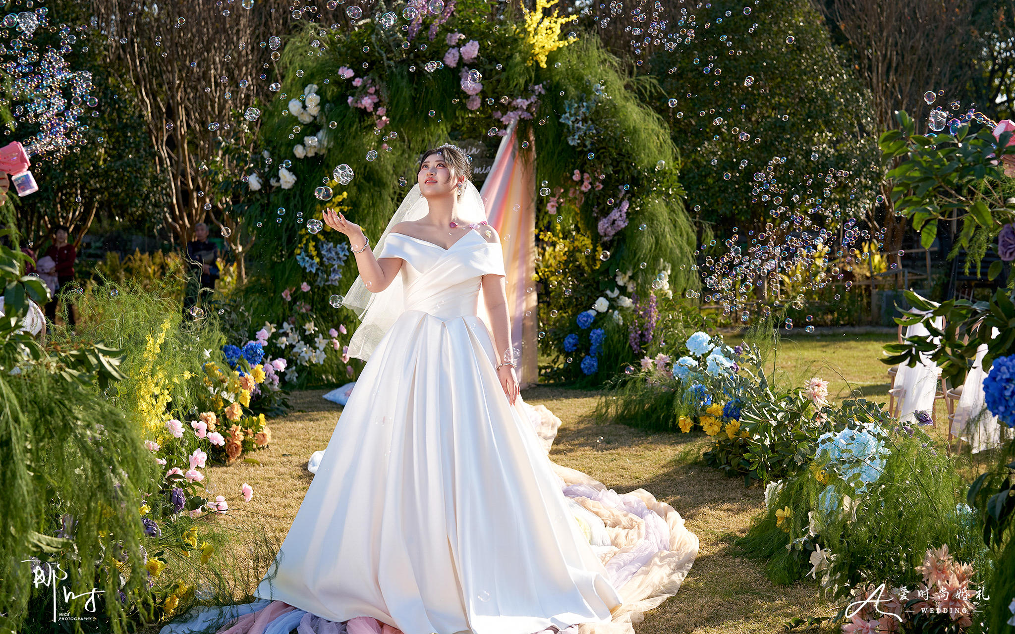 把彩虹鋪在草坪上的草坪婚禮