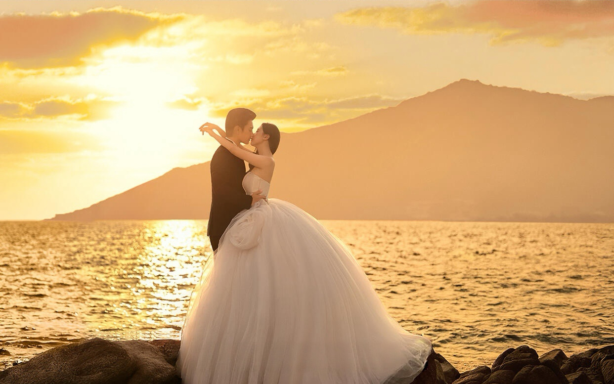 是微风，是晚霞，是心动，是不可代替