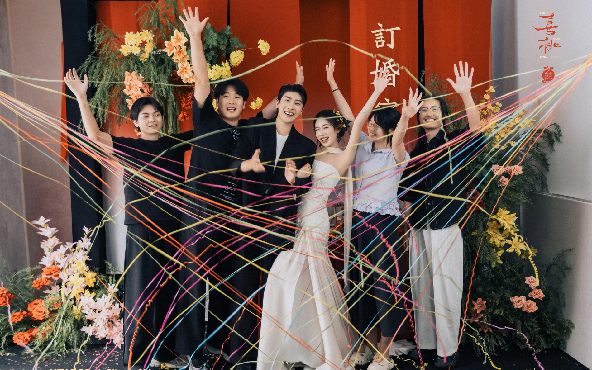 仪式感订婚照 彩带彩炮自备