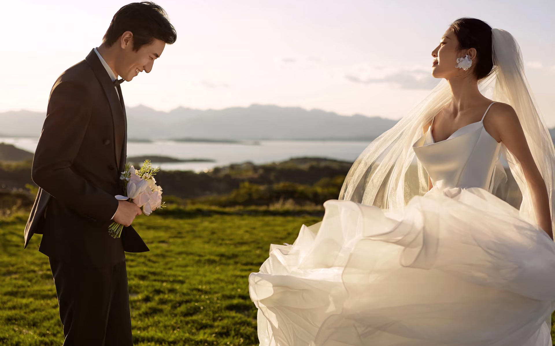 終于拍到了!氛圍感拉滿的夕陽(yáng)草坪婚紗照