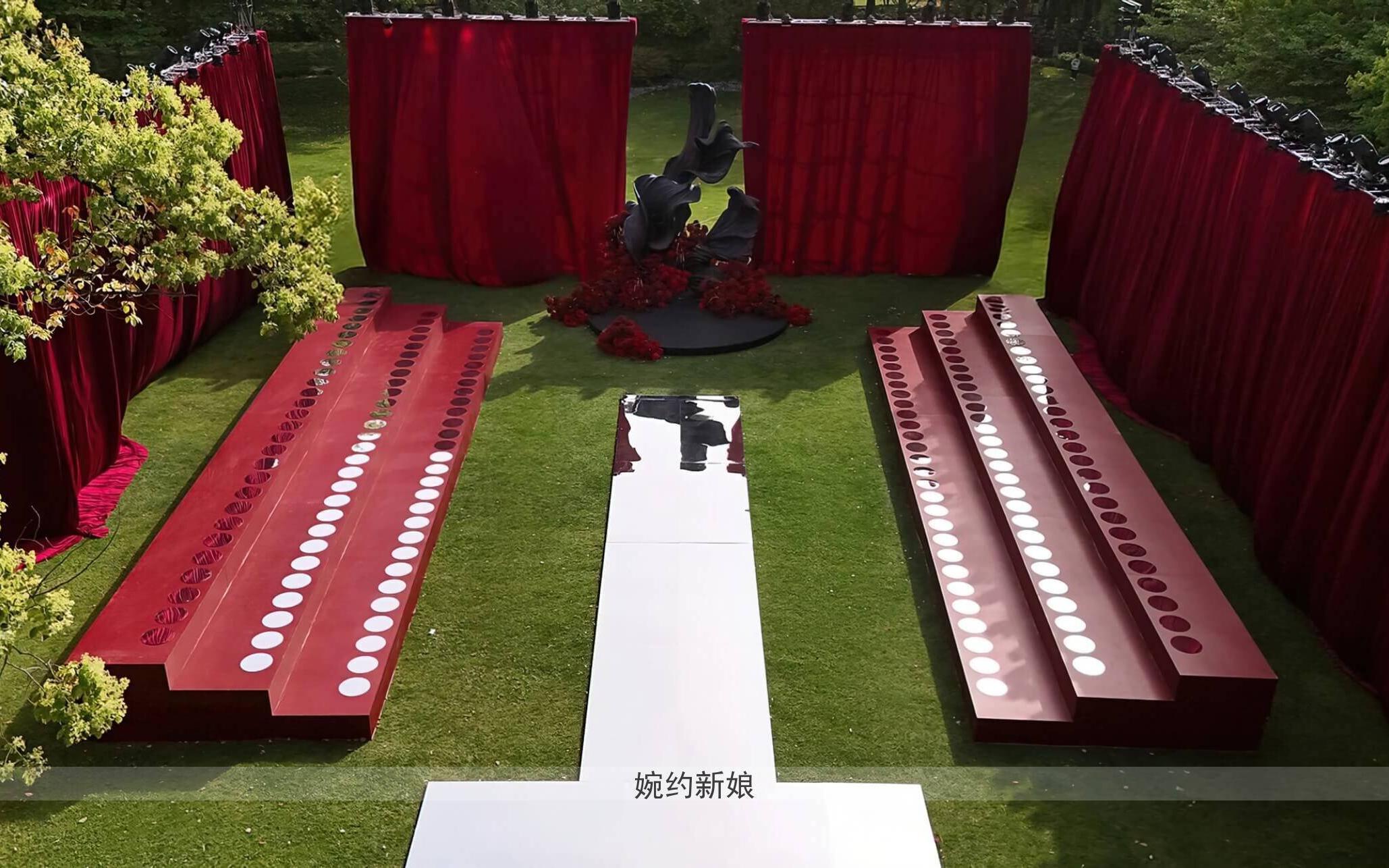 紅色系復(fù)古秀場風(fēng)戶外草坪婚禮