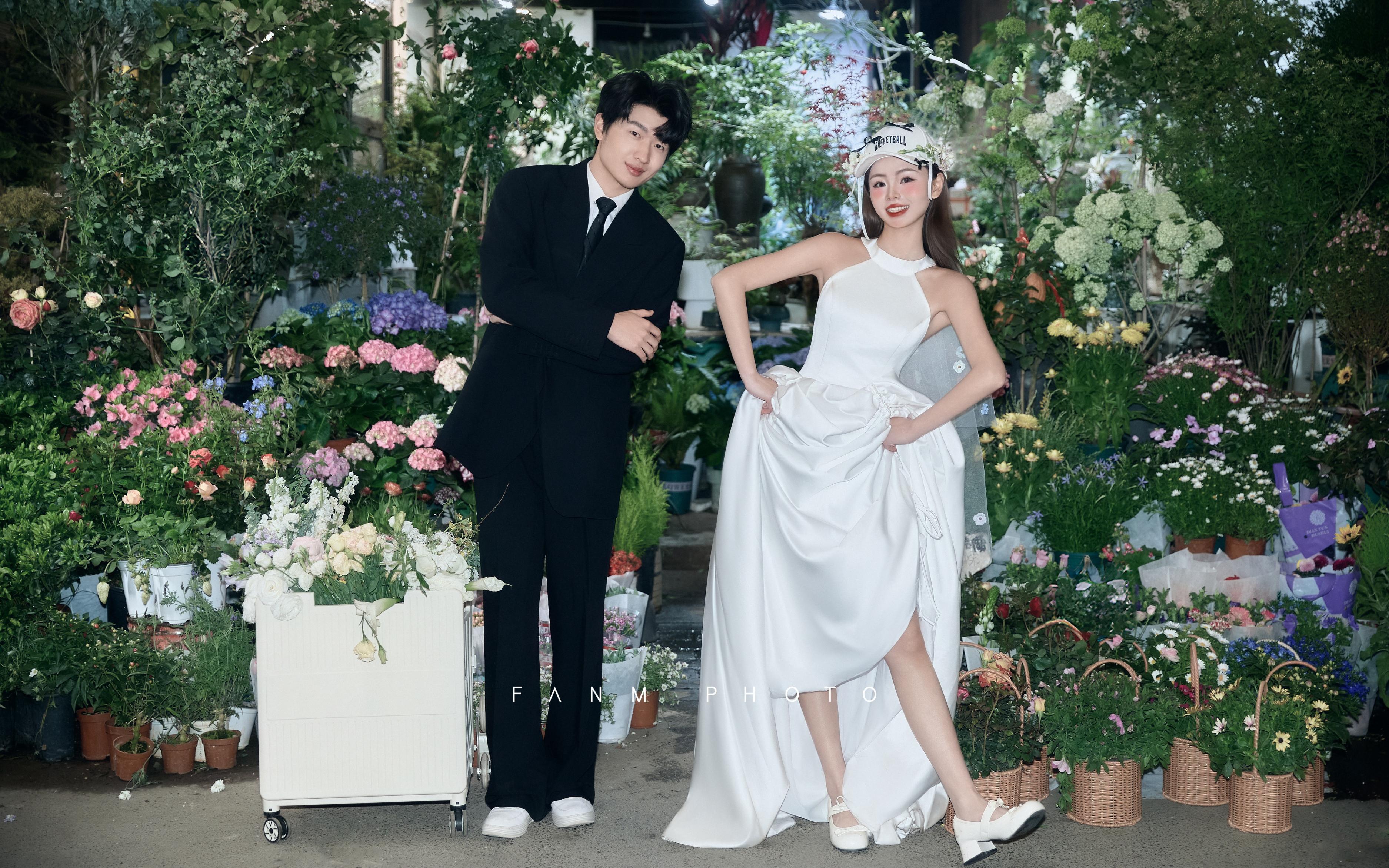 梵夢?客片｜棒球帽配白紗，把婚禮搬進花市里