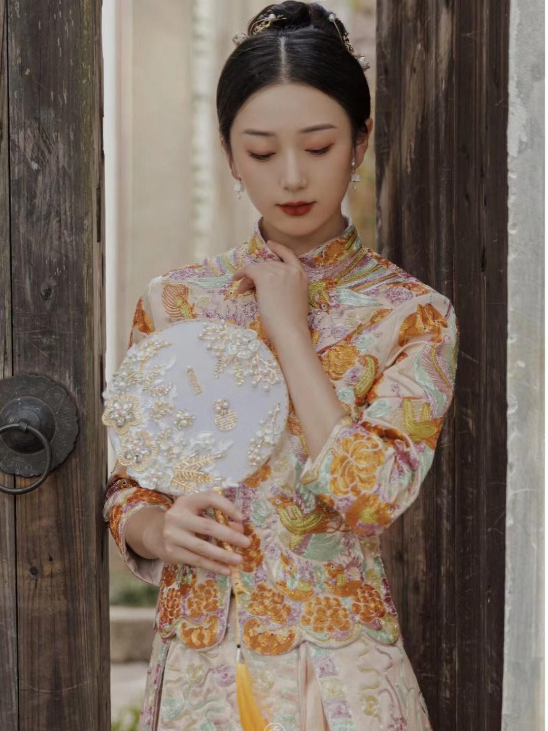 手绣金色龙凤褂