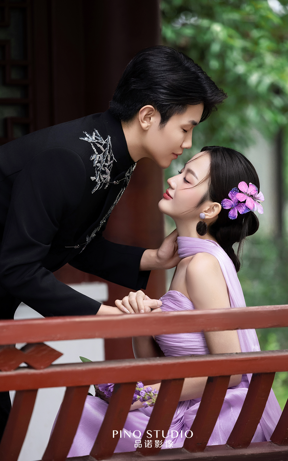 一袭紫裙泛舟雾中，美成古典画中人💜