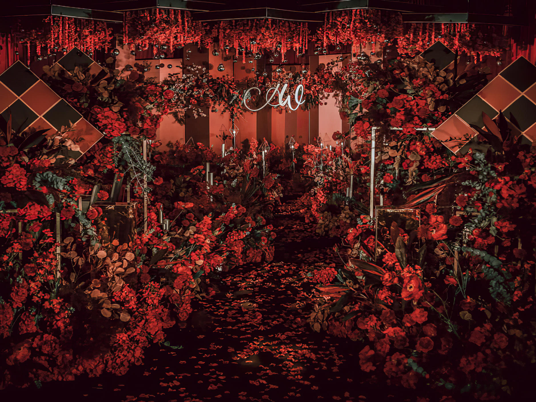 大红色系婚礼顶部装饰造型