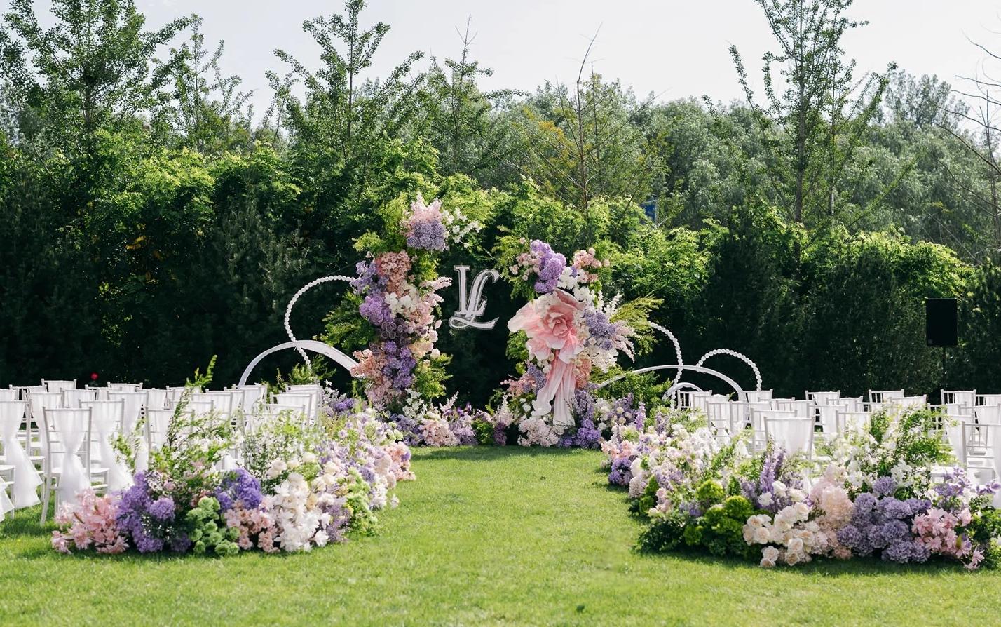 粉紫色简约户外婚礼
