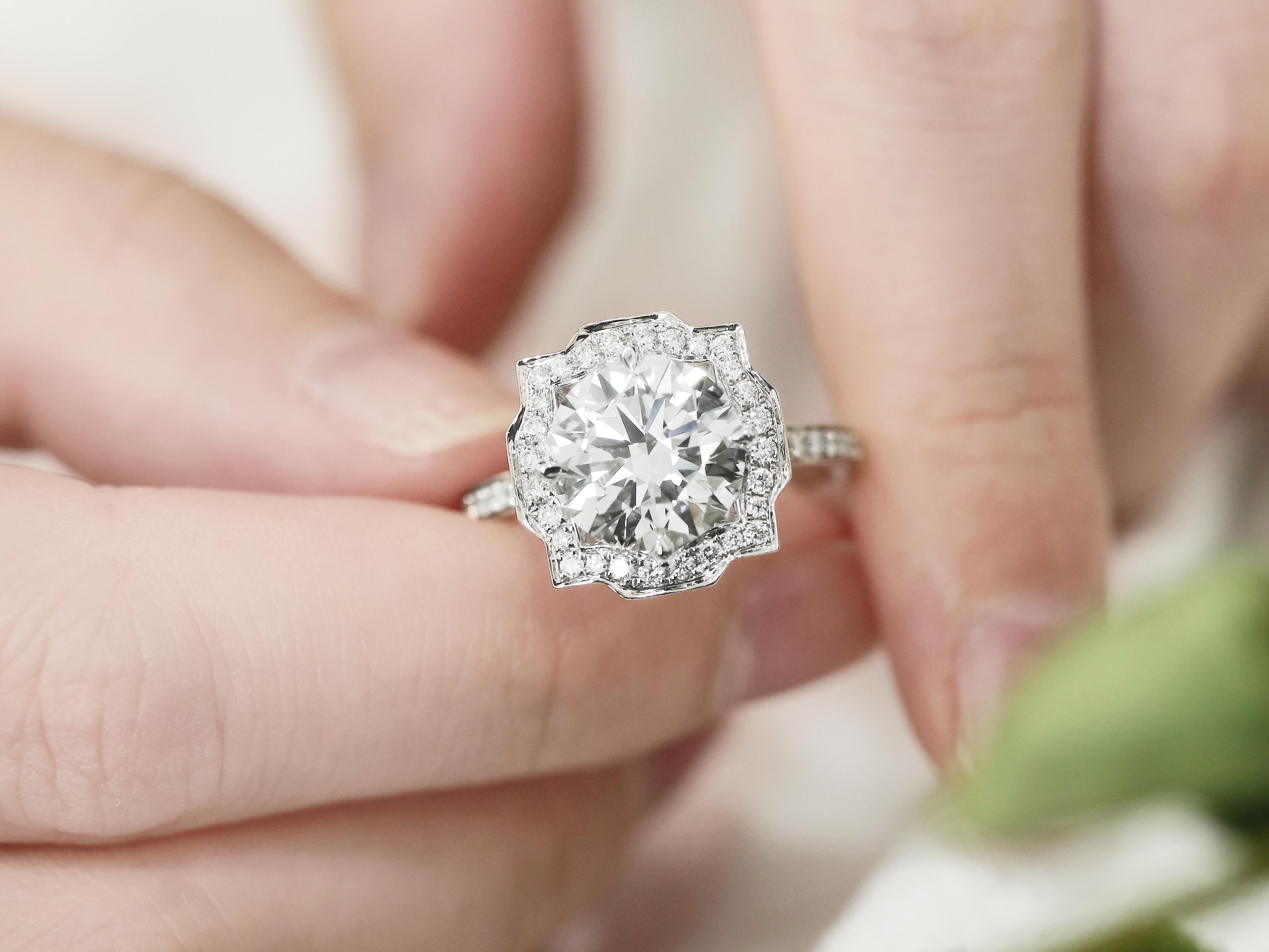 3克拉热门围镶款钻戒《梦羽》