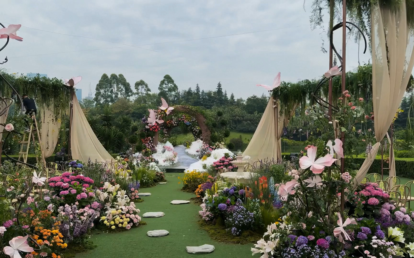 户外森系婚礼现场