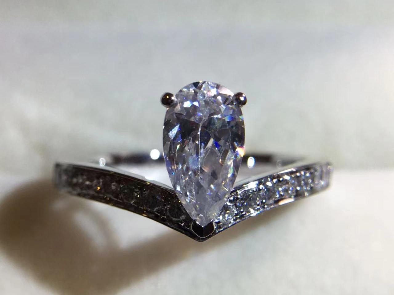 非梵钰禧｜H色时尚百搭18K白金梨形V字水滴异形