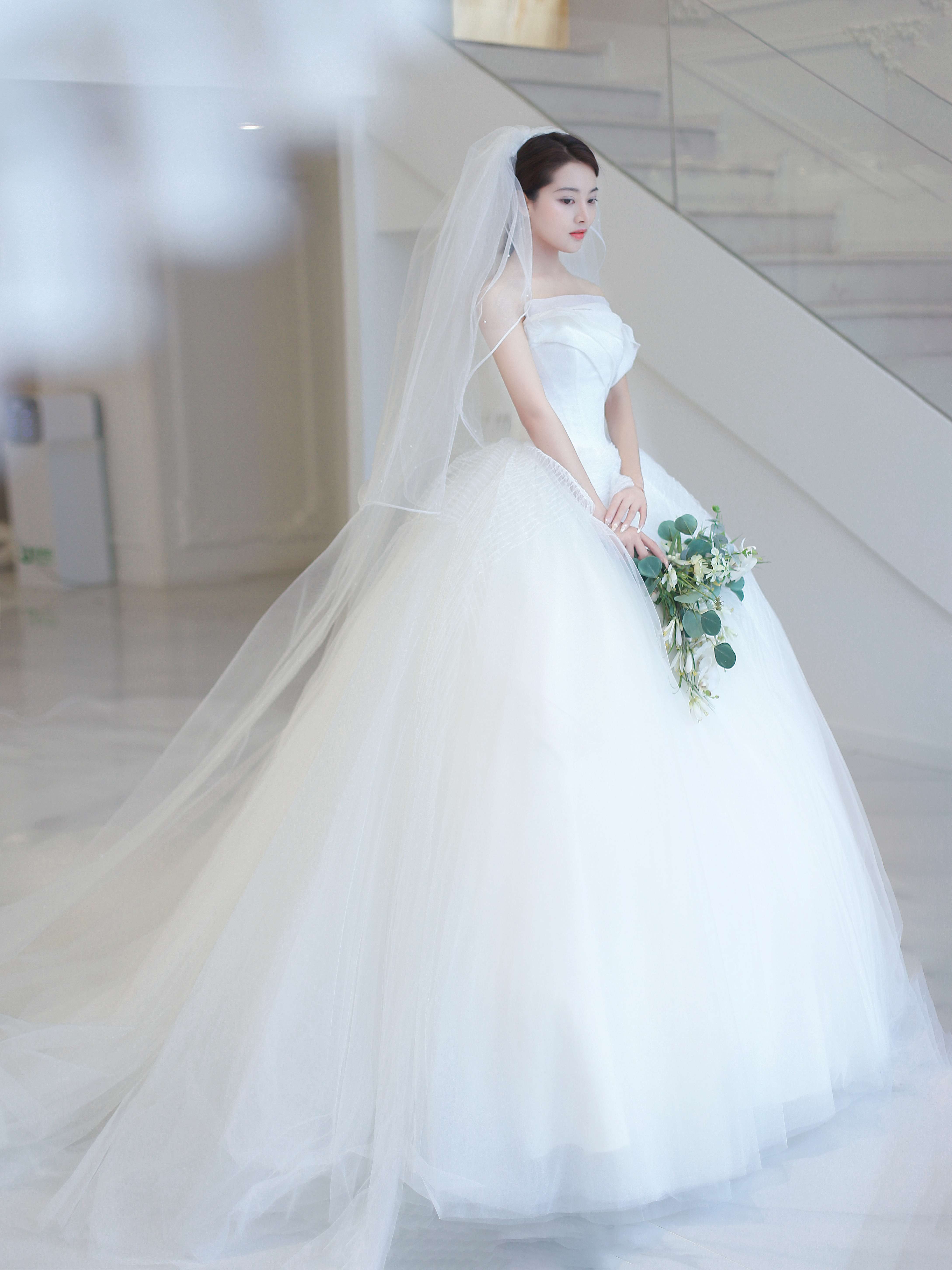 【品质缎面婚纱】经典婚礼4件套租赁，送伴娘服套餐