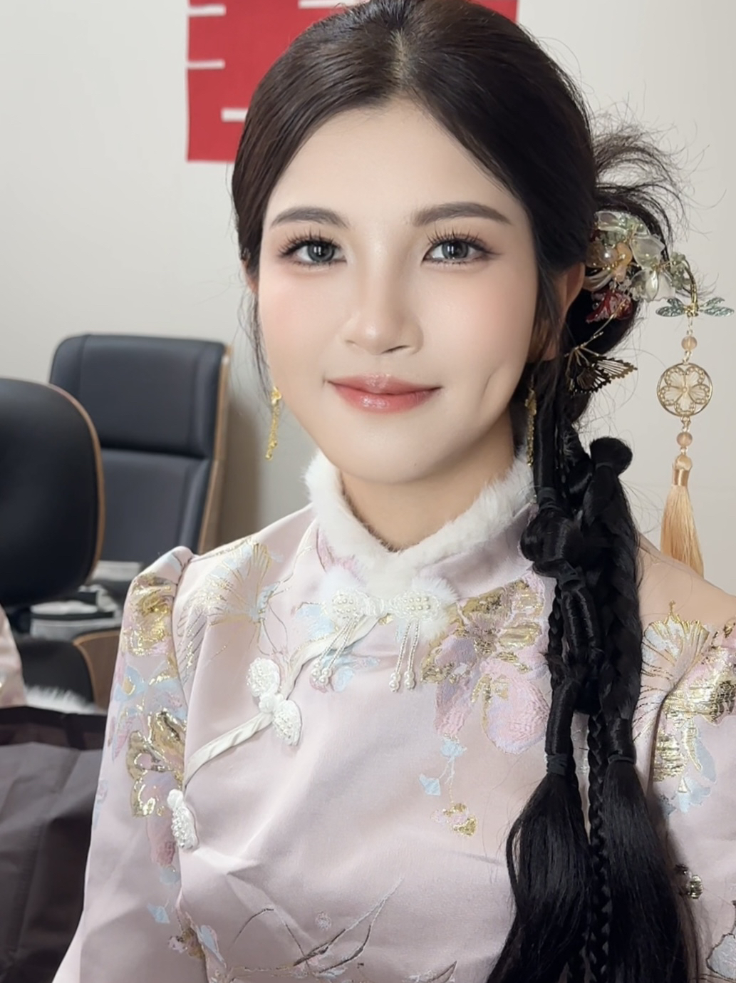 粉色旗袍减龄少女侧扎马尾辫造型