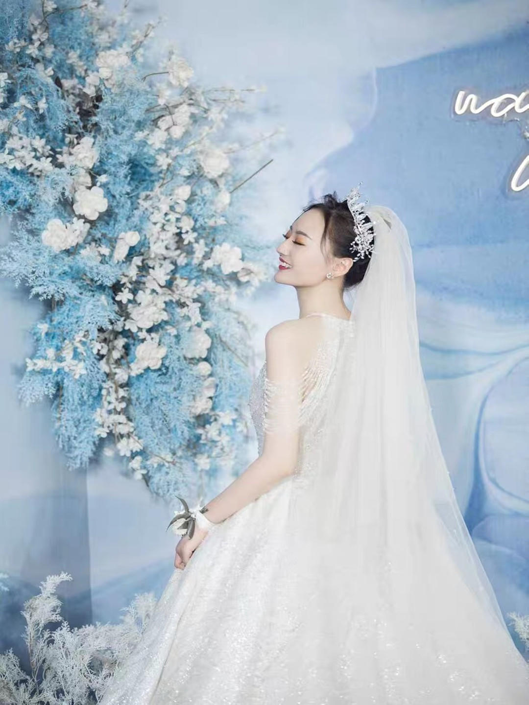 香槟色落肩重工挂脖大拖尾