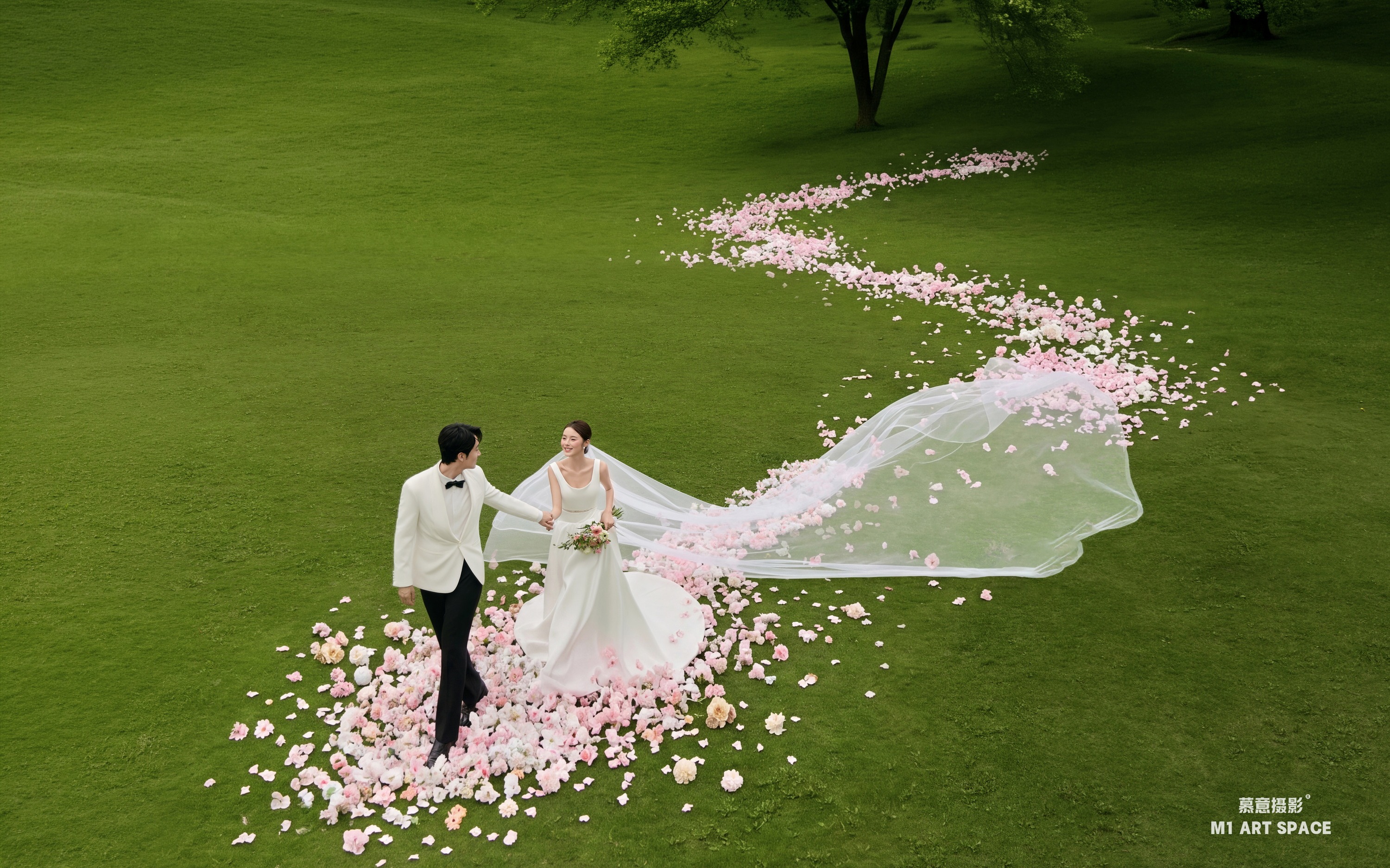 步步生花氛围感婚纱照